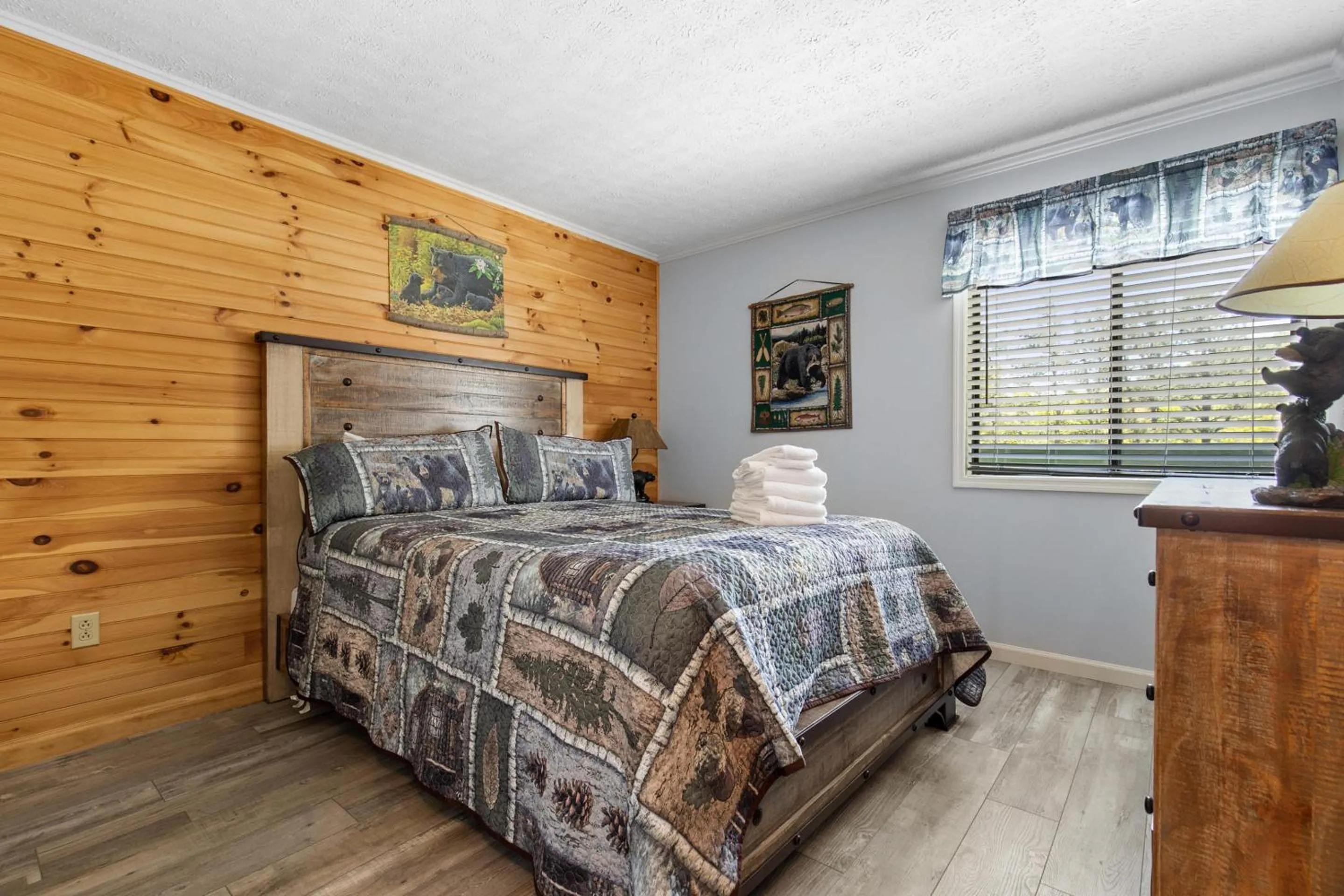 Property building, Bed in Bear Cub Retreat