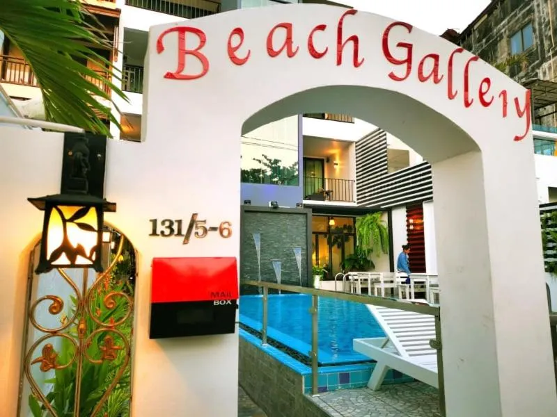 Facade/entrance in Beach Gallery House