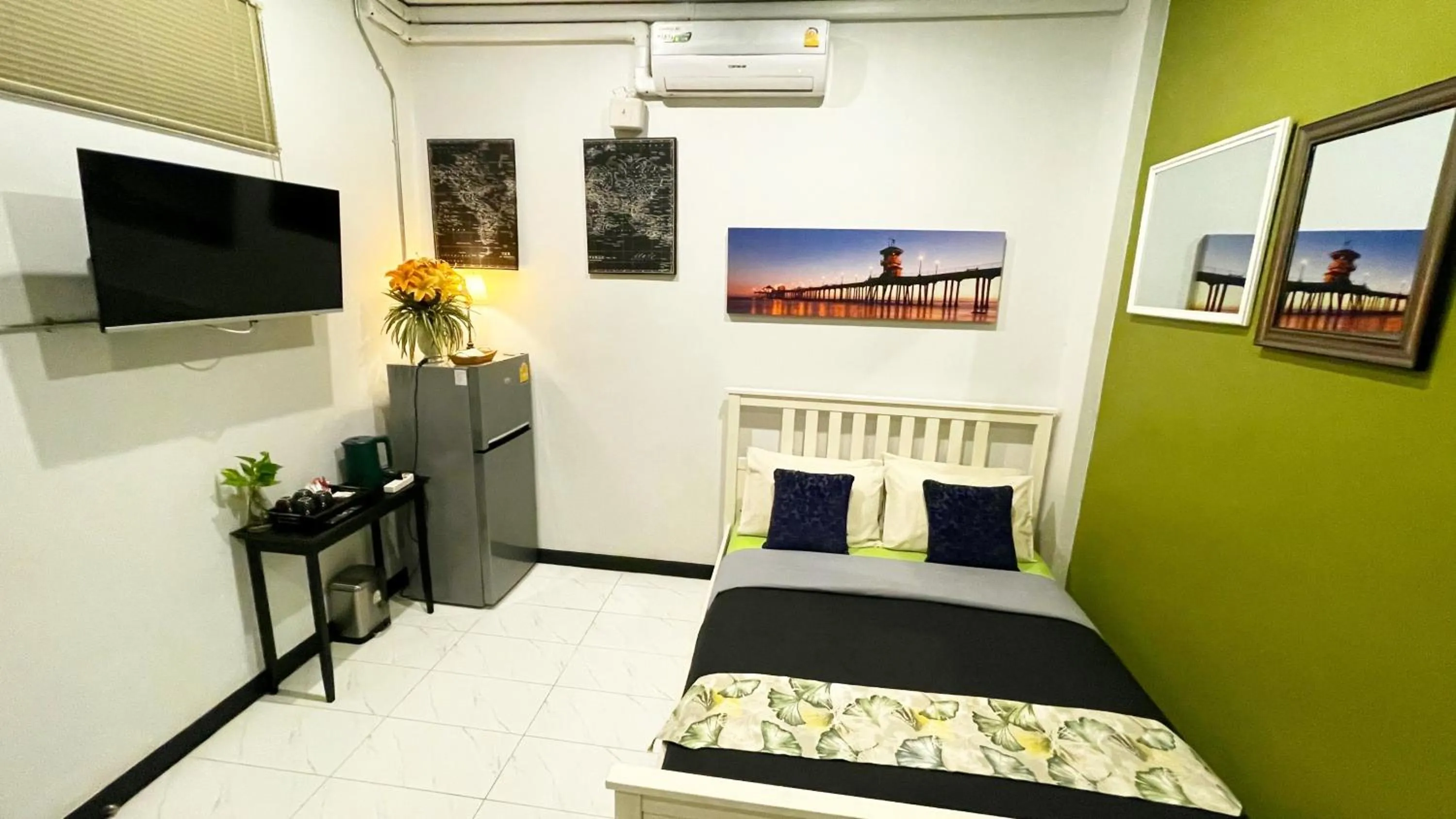 Bedroom, Bed in Beach Gallery House