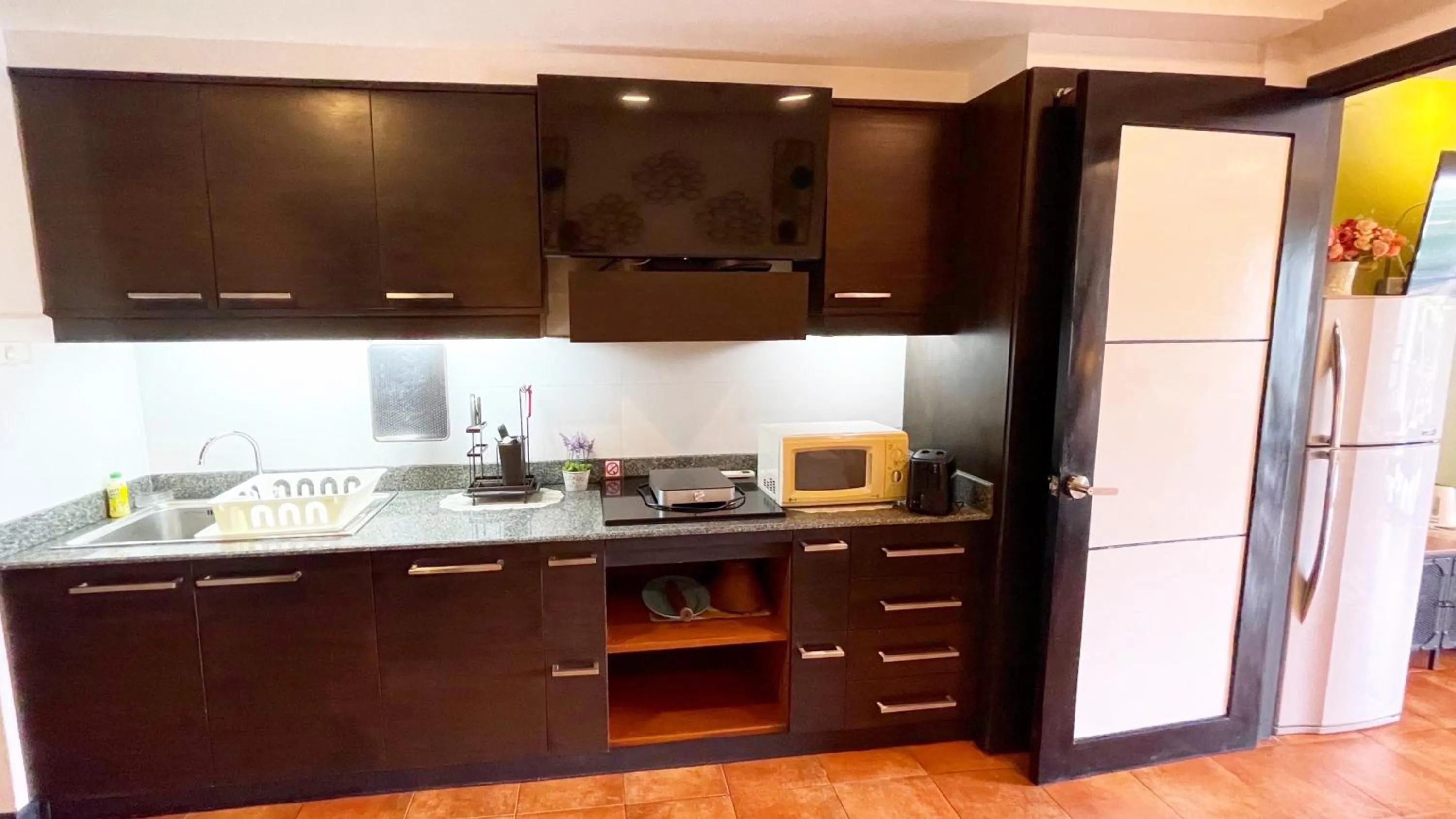 Kitchen or kitchenette in Beach Gallery House