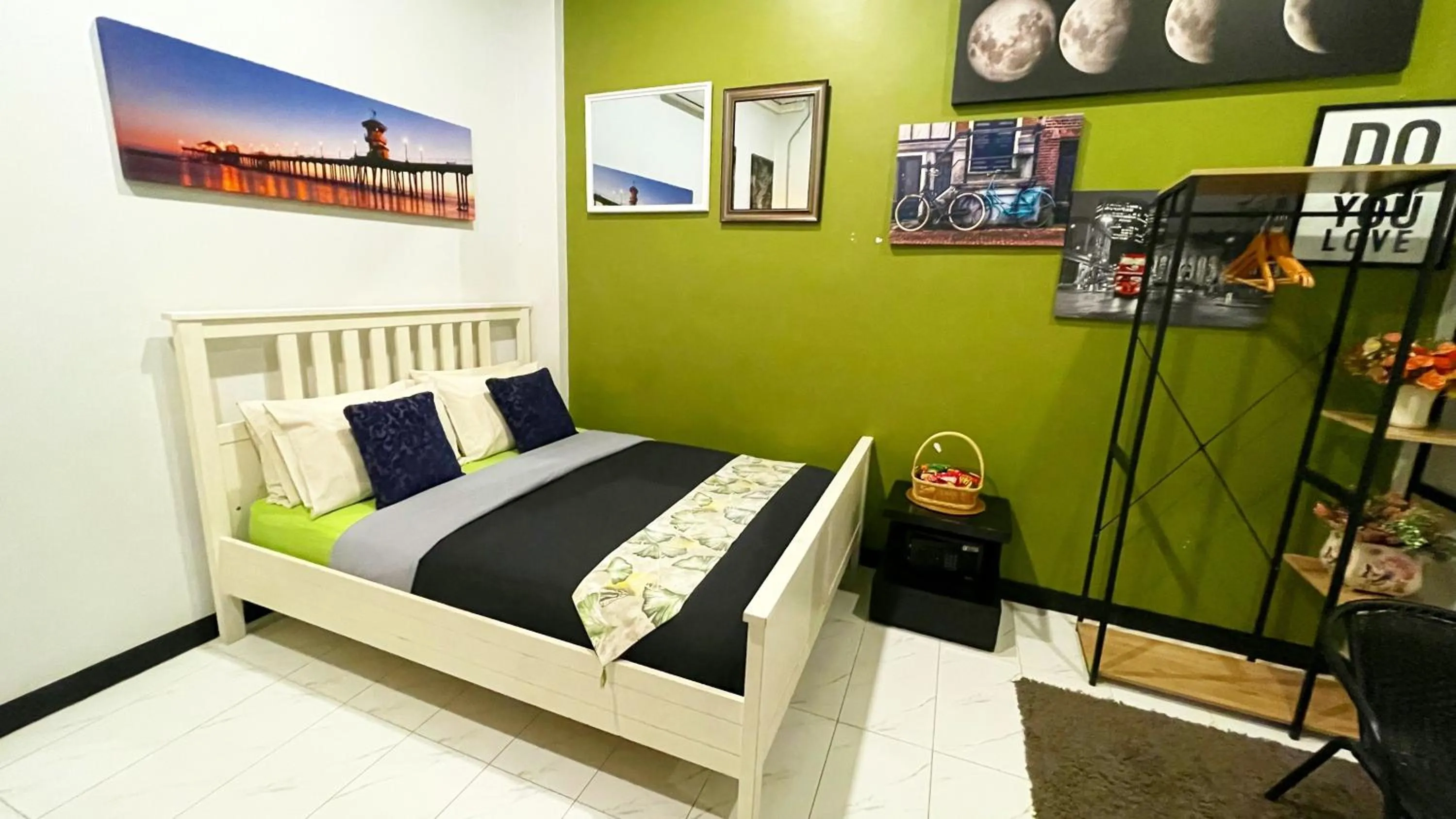 Bedroom, Bed in Beach Gallery House