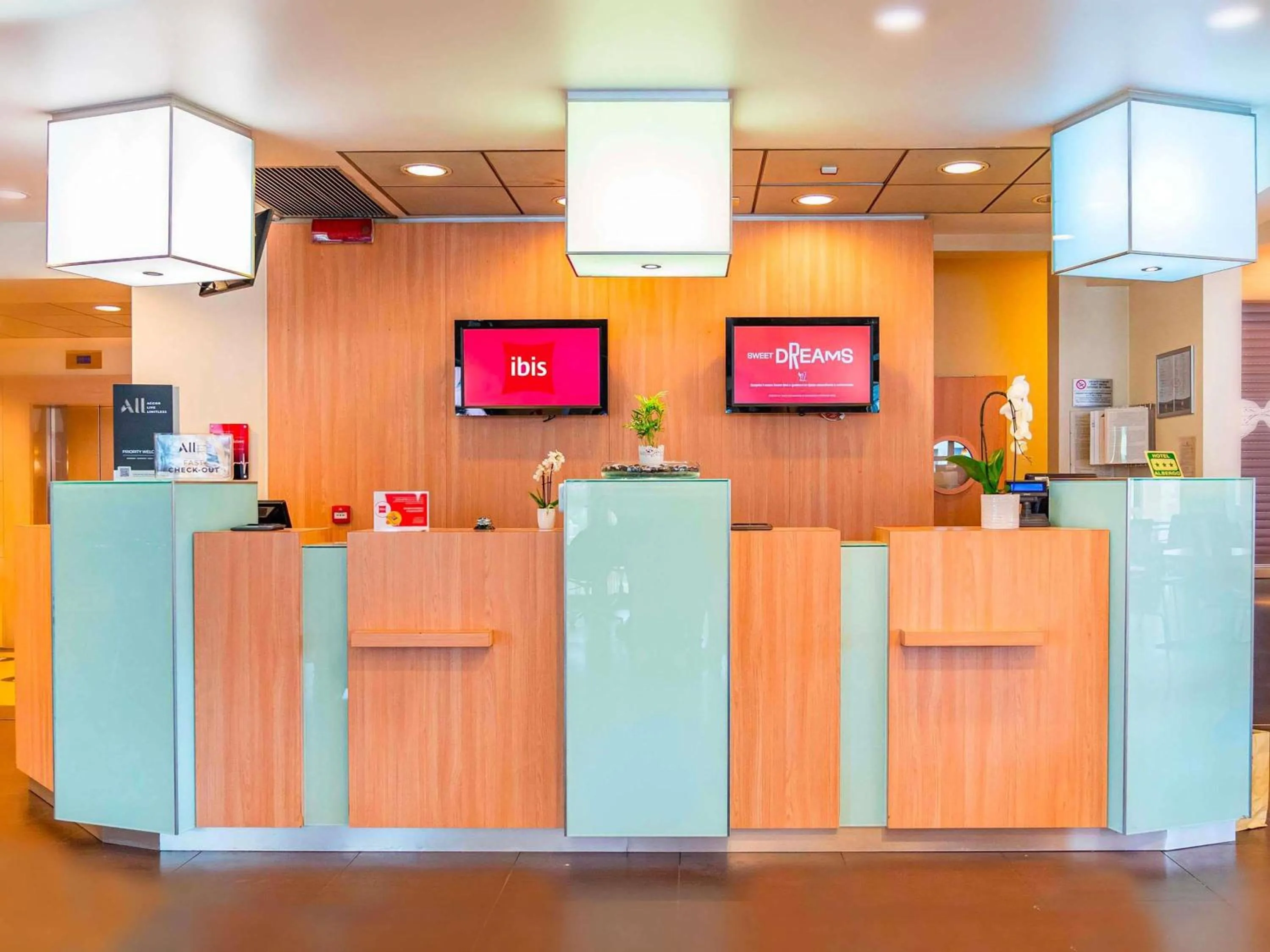 Property building in Ibis Como