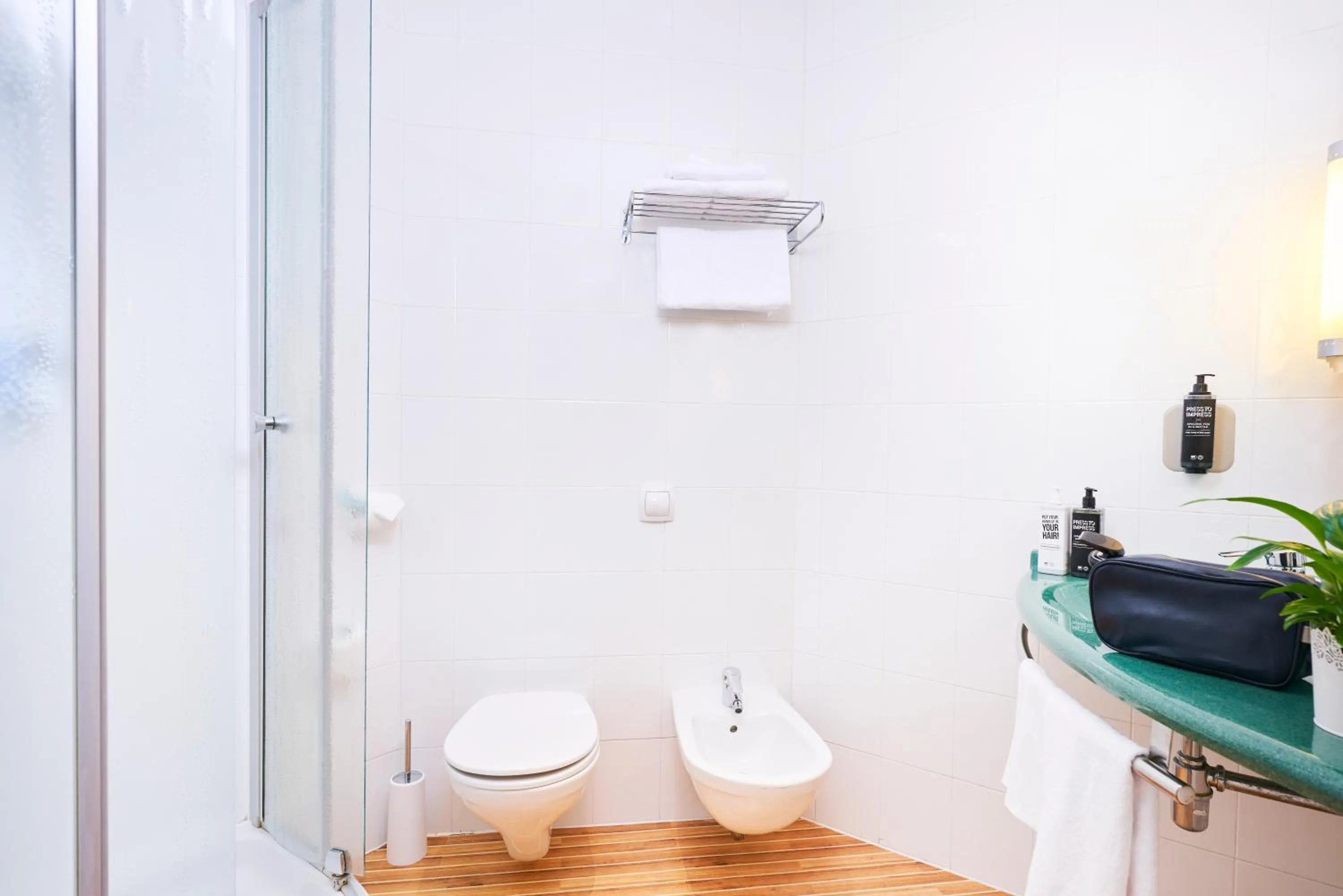 Bathroom in Ibis Como