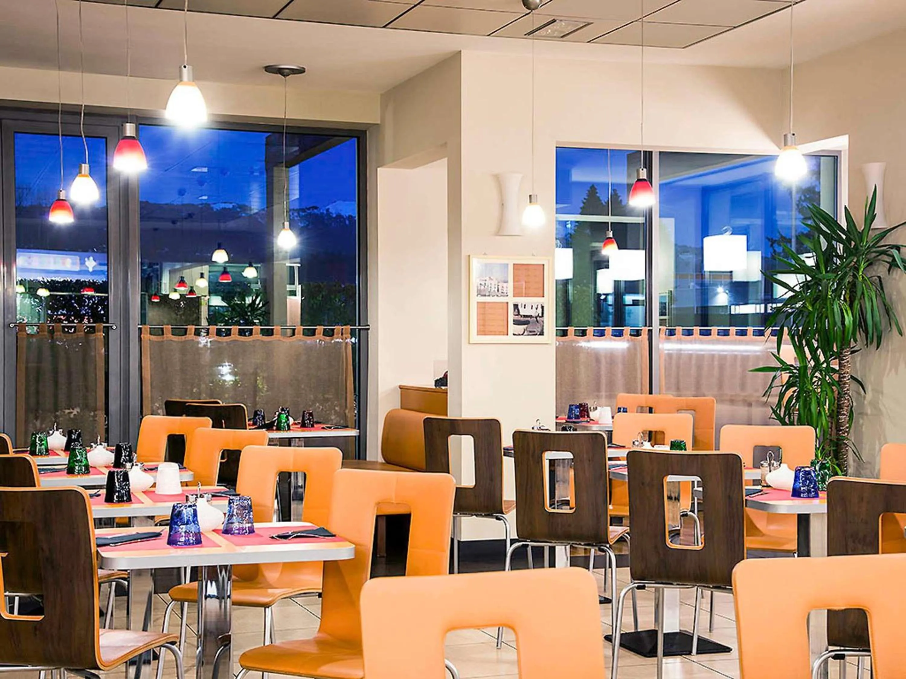 Restaurant/places to eat in Ibis Como