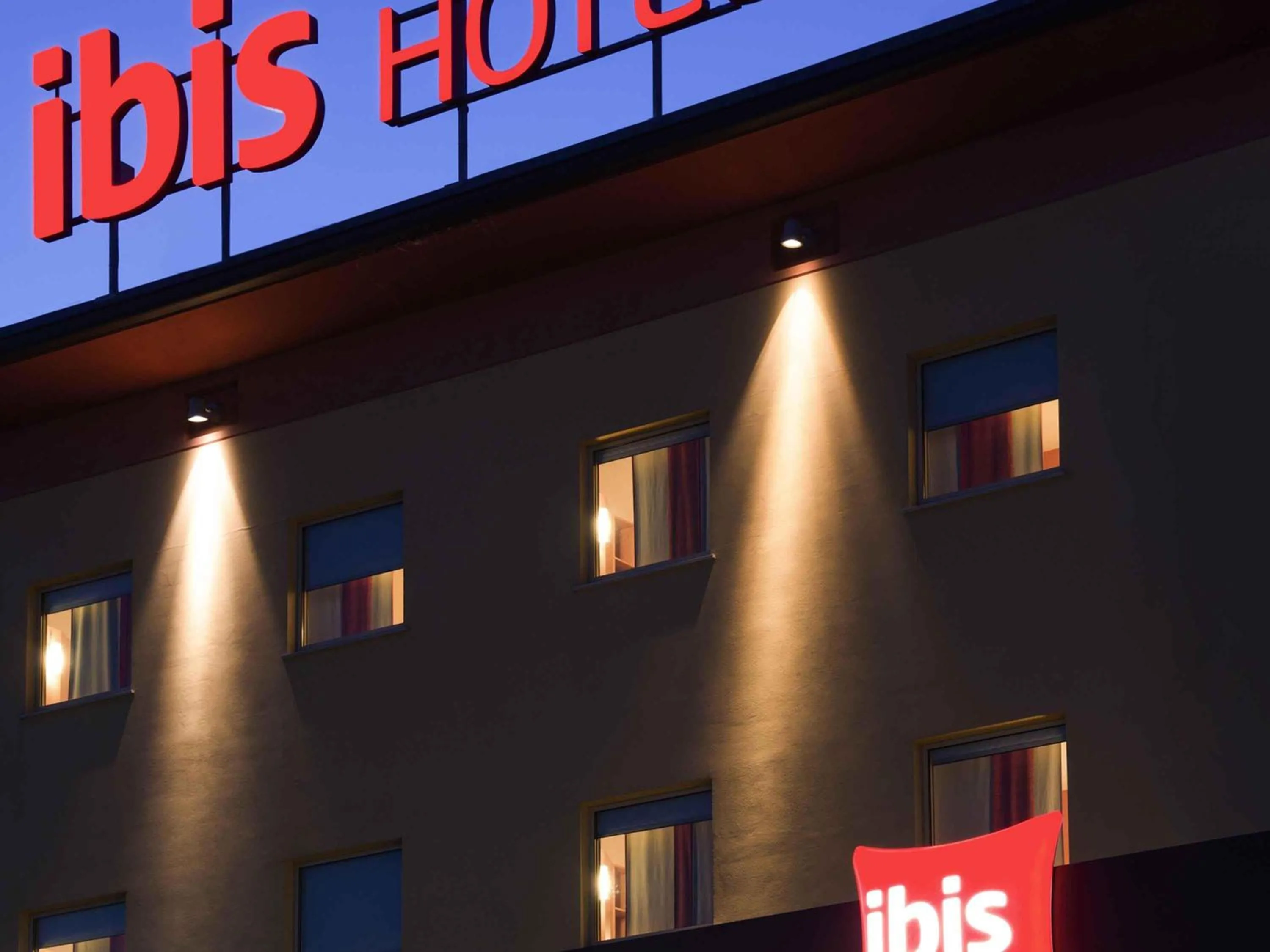 Property building in Ibis Como