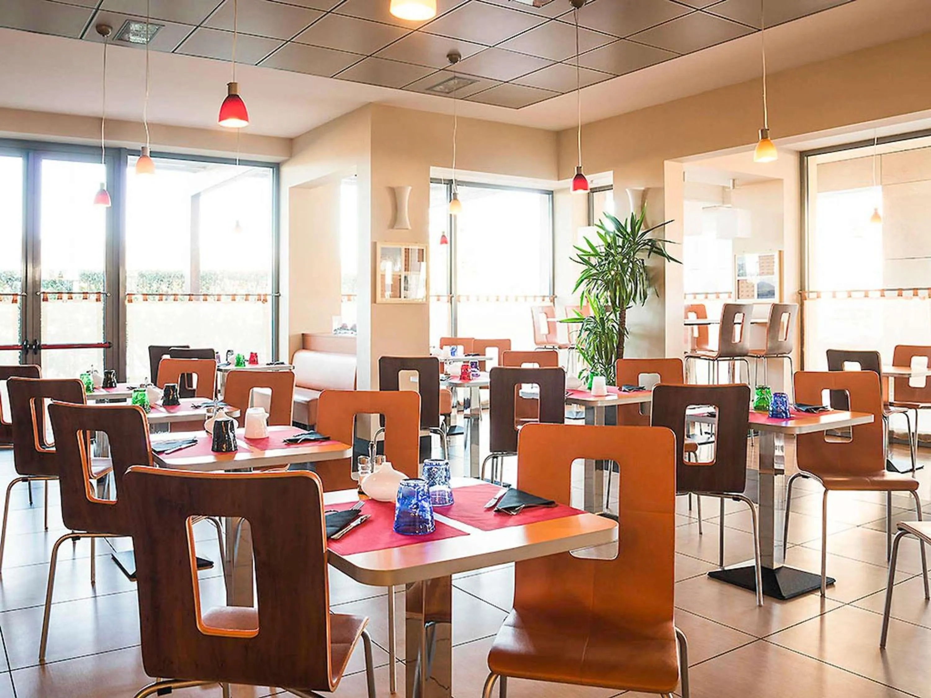 Restaurant/places to eat in Ibis Como