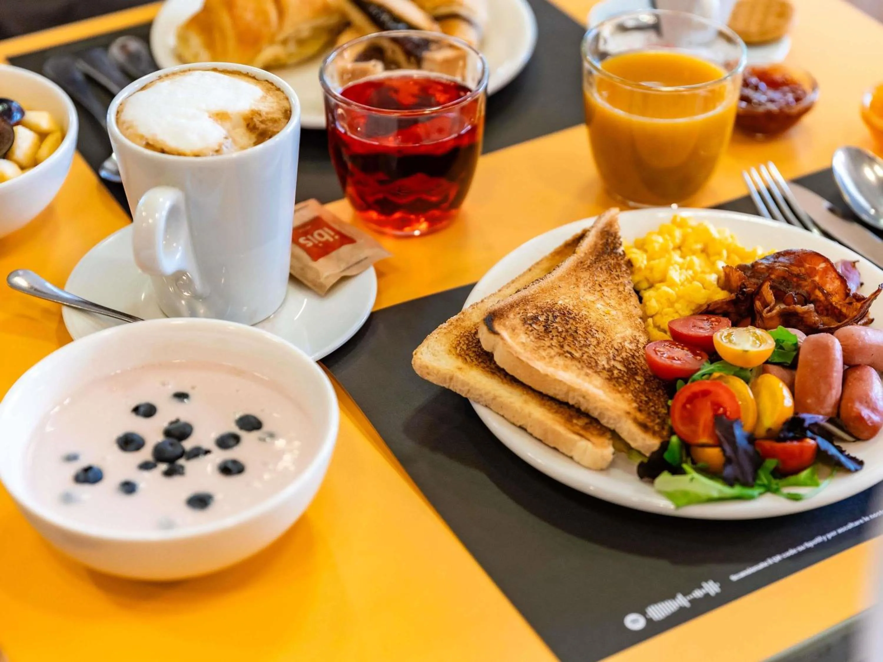 Breakfast in Ibis Como