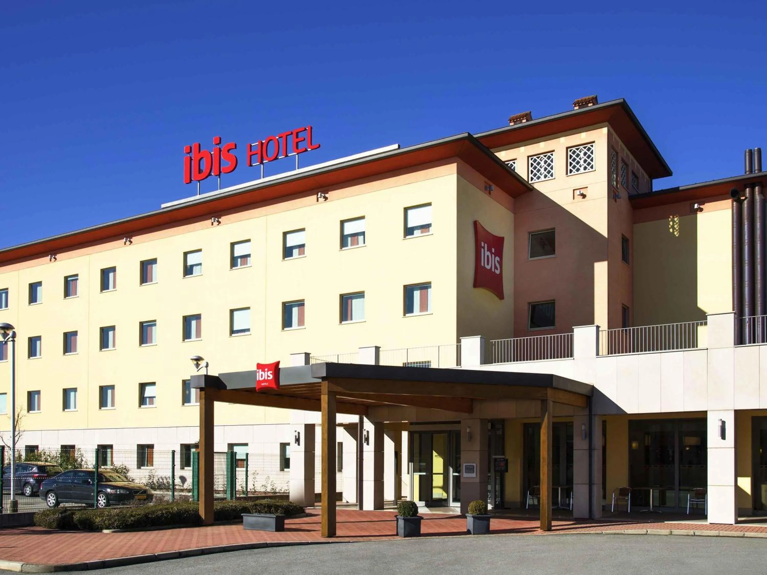 Property building in Ibis Como