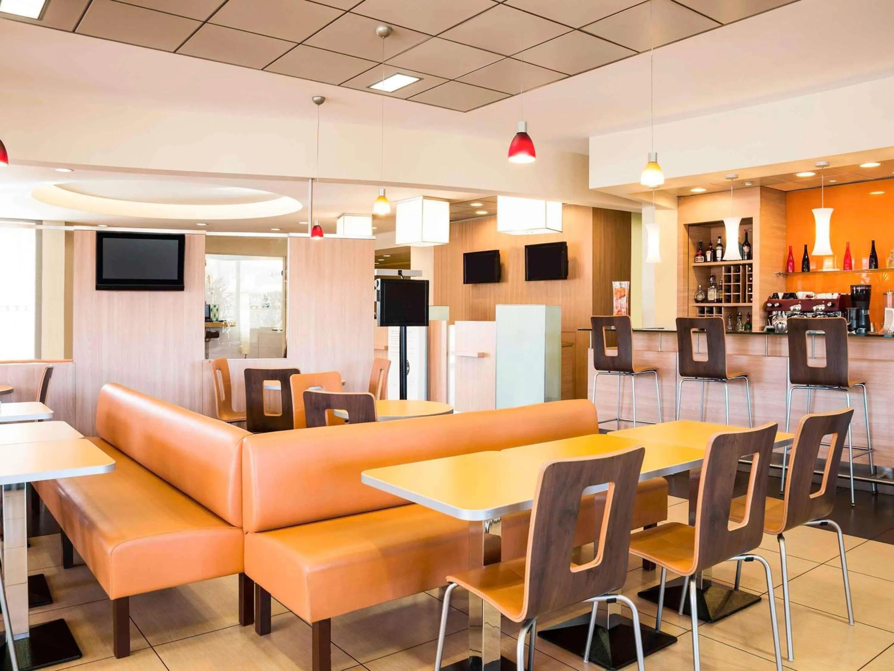 Restaurant/places to eat in Ibis Como