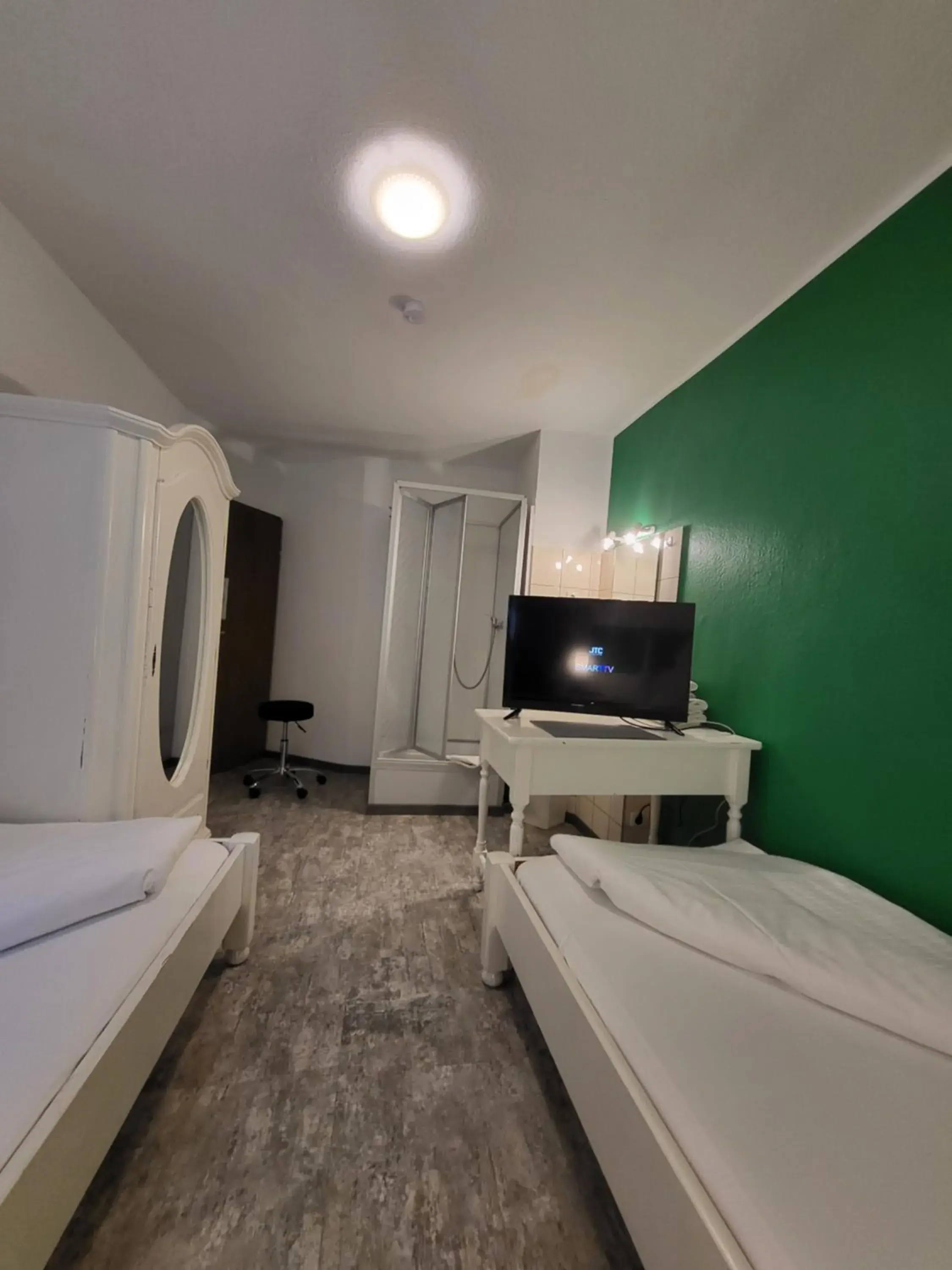 Twin Room with own Shower and Shared Toilet in Hotel Atlanta Twin Room with own Shower and Shared Toilet in Hotel Atlanta