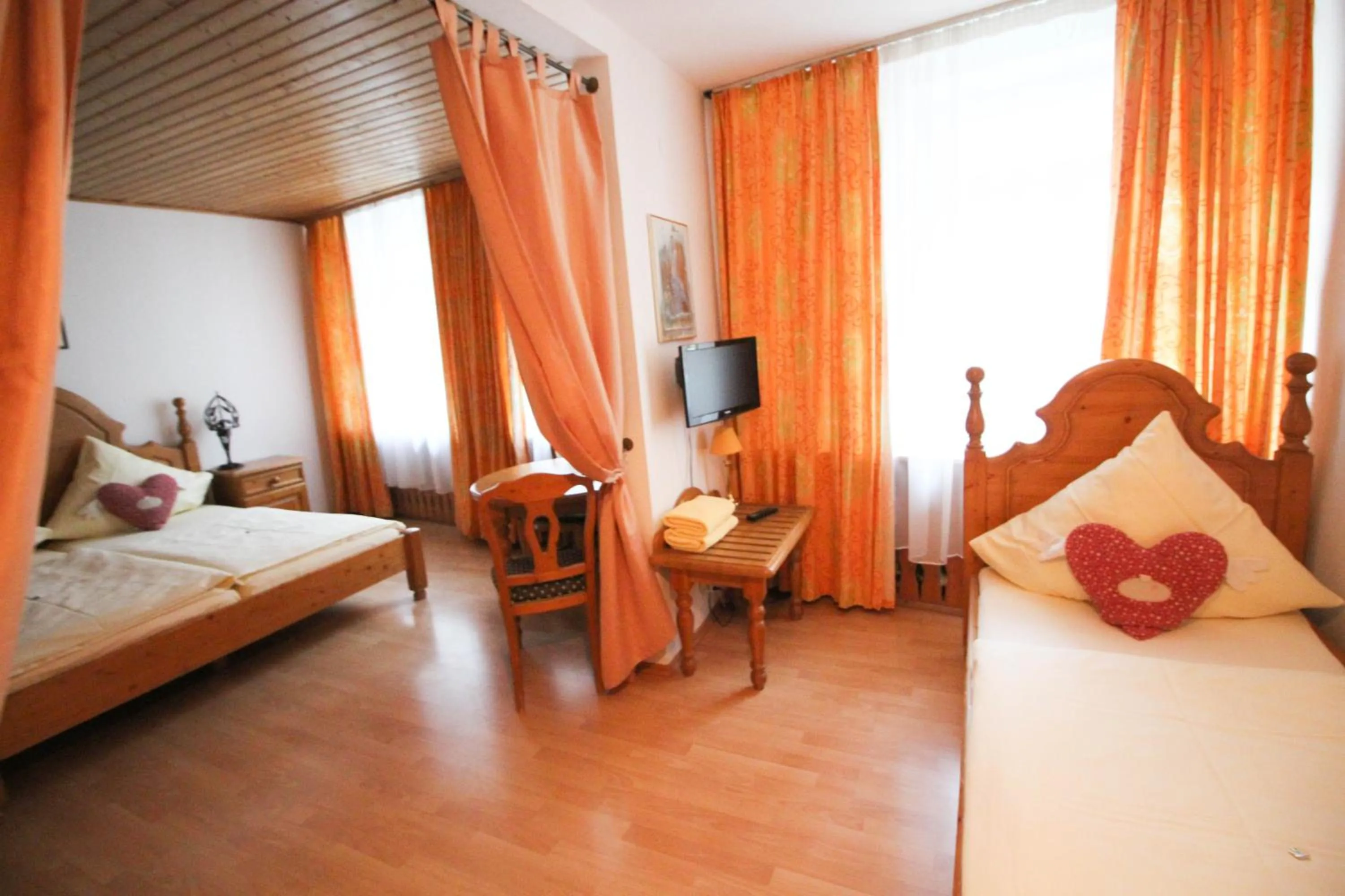 Quiet street view, Bed in Hotel Atlanta