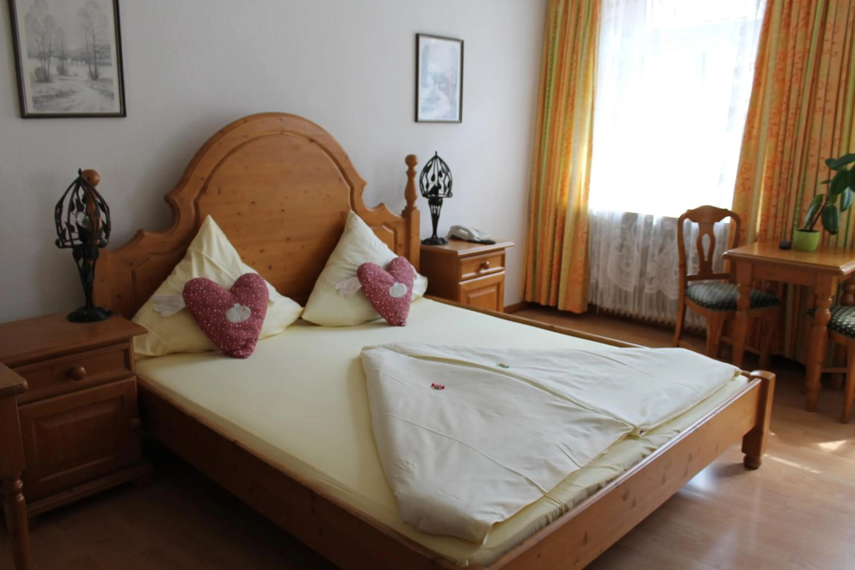 Toilet, Bed in Hotel Atlanta