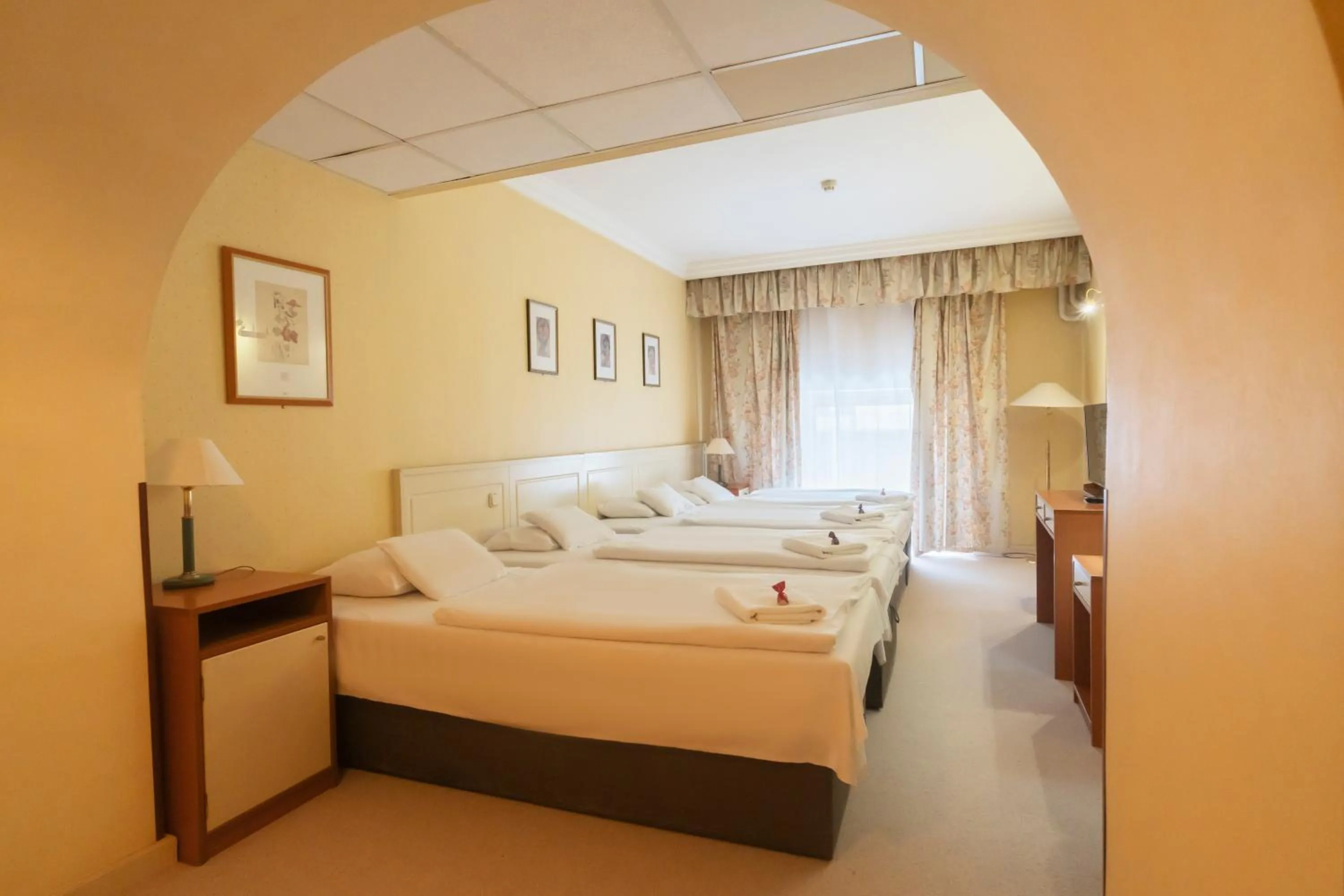 Property building, Bed in Korona Hotel