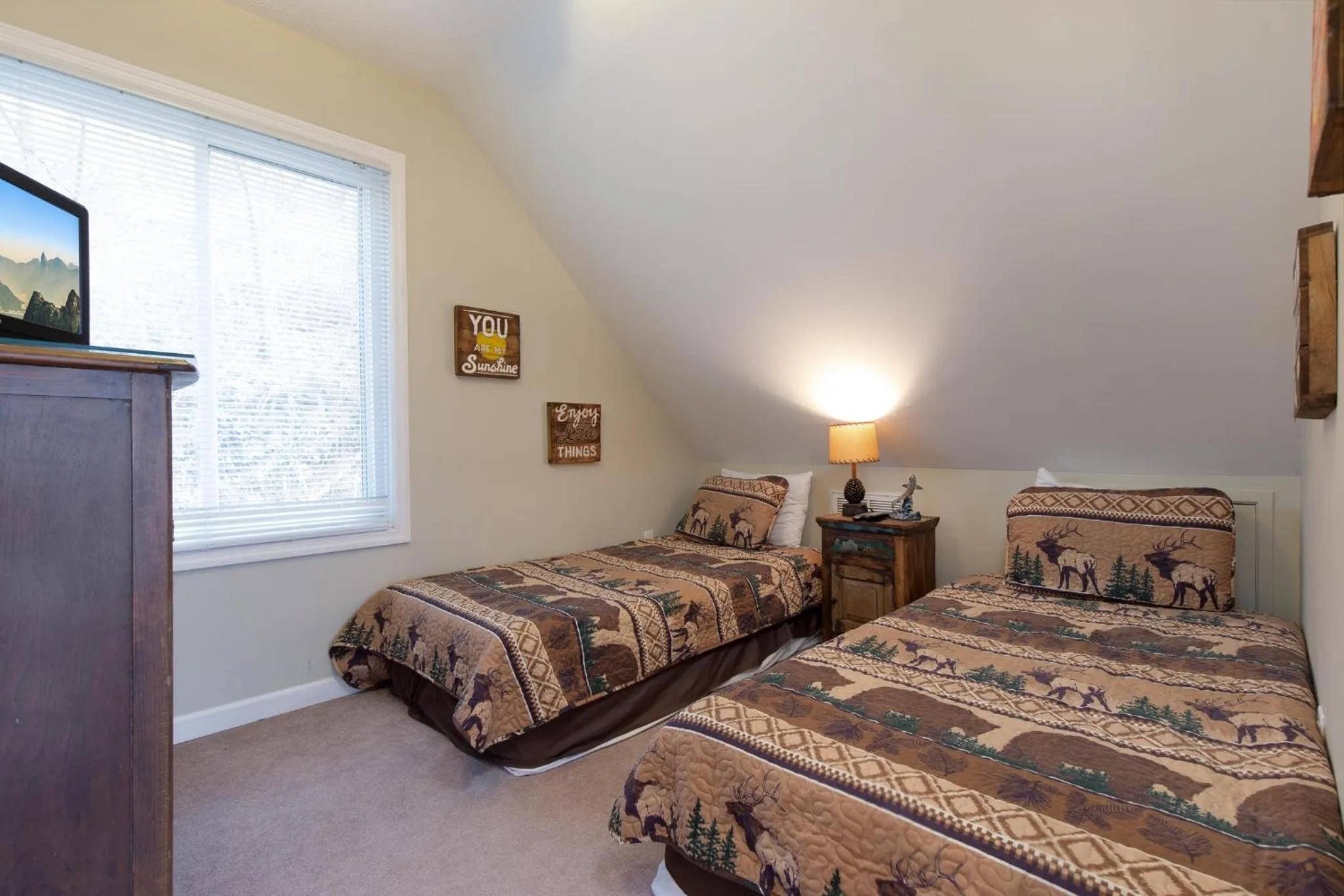 Bedroom, Bed in Kickback Kabin