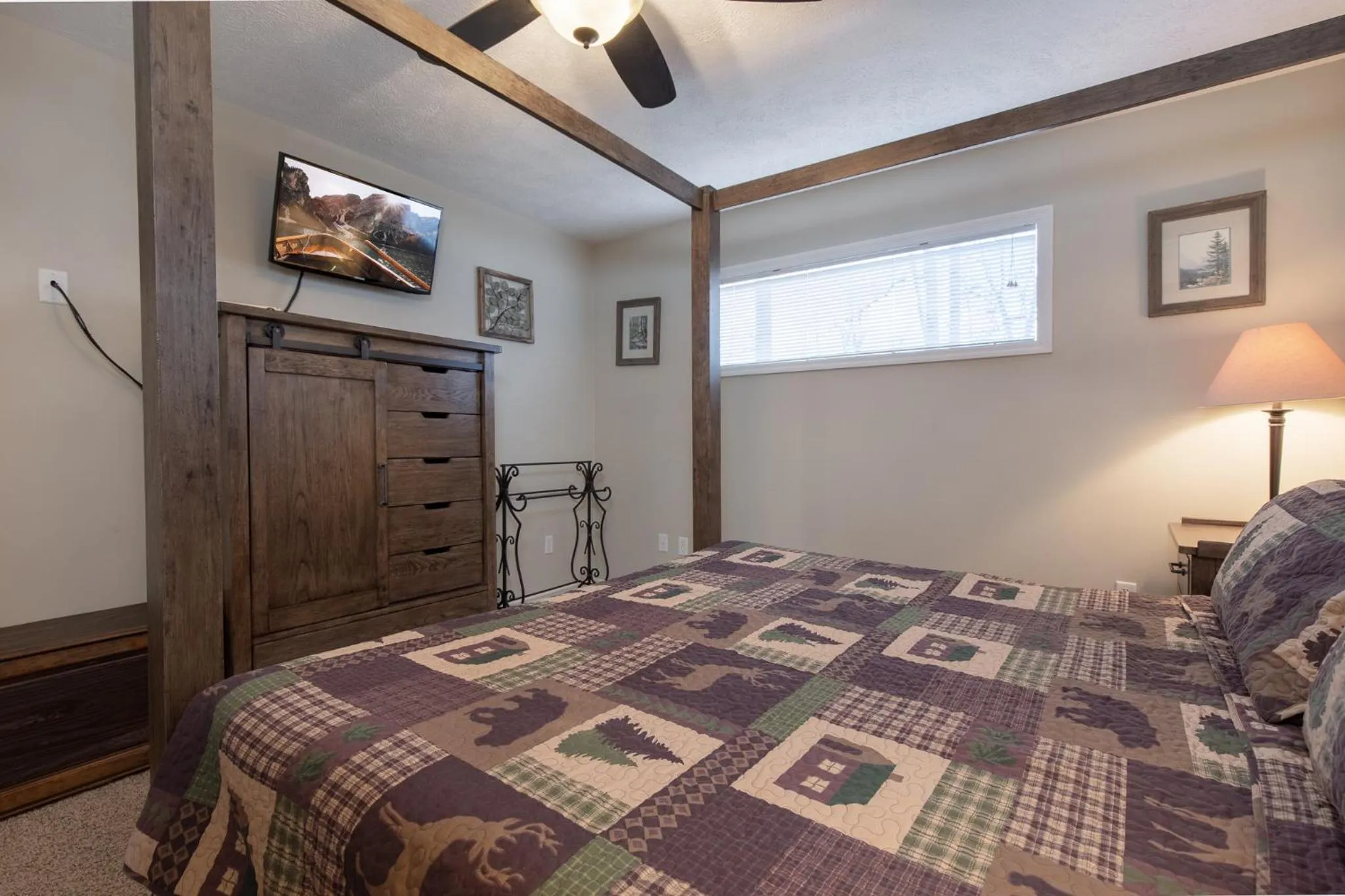 Bedroom, Bed in Kickback Kabin