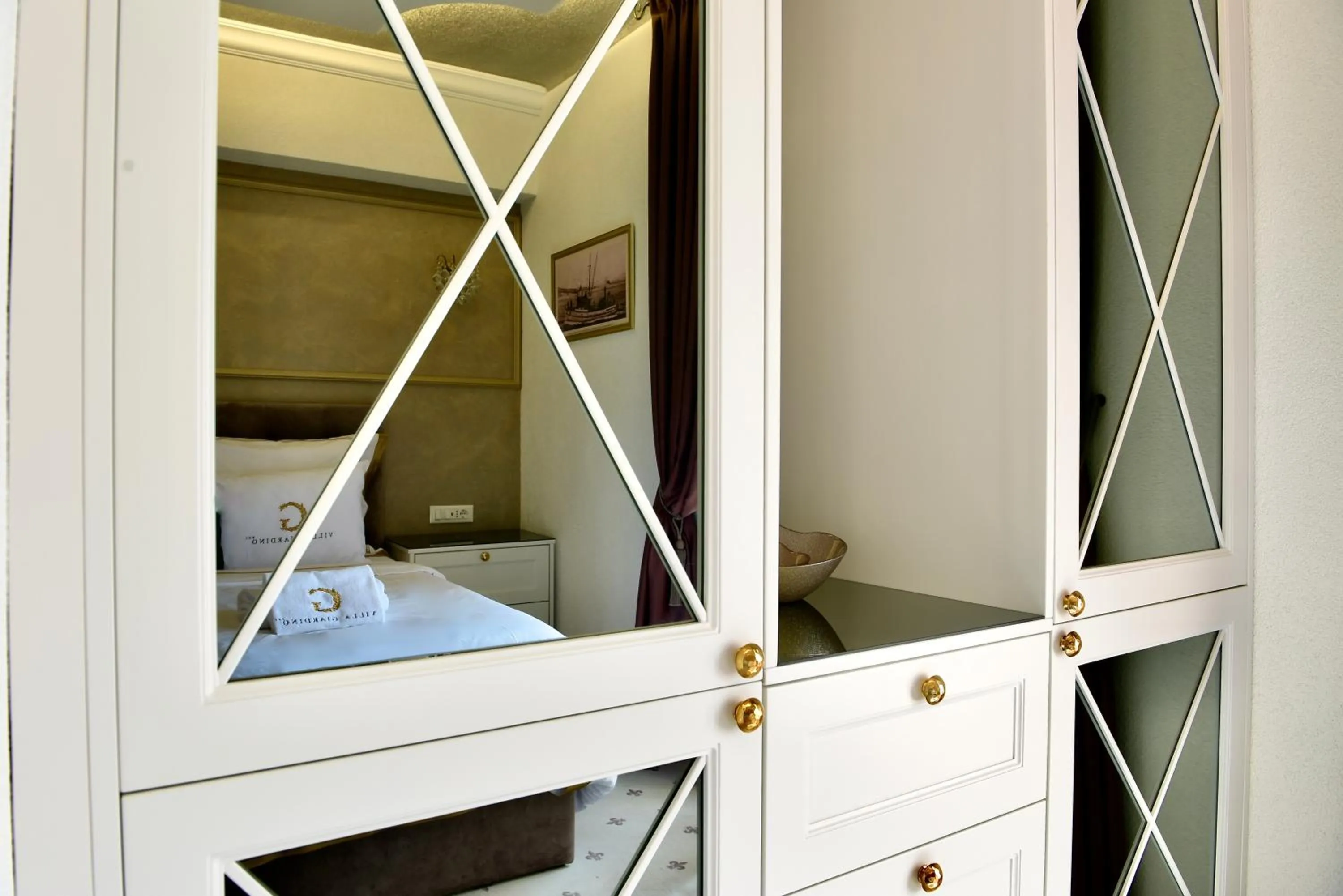 wardrobe, Bed in Villa Giardino Heritage Boutique Hotel Bol