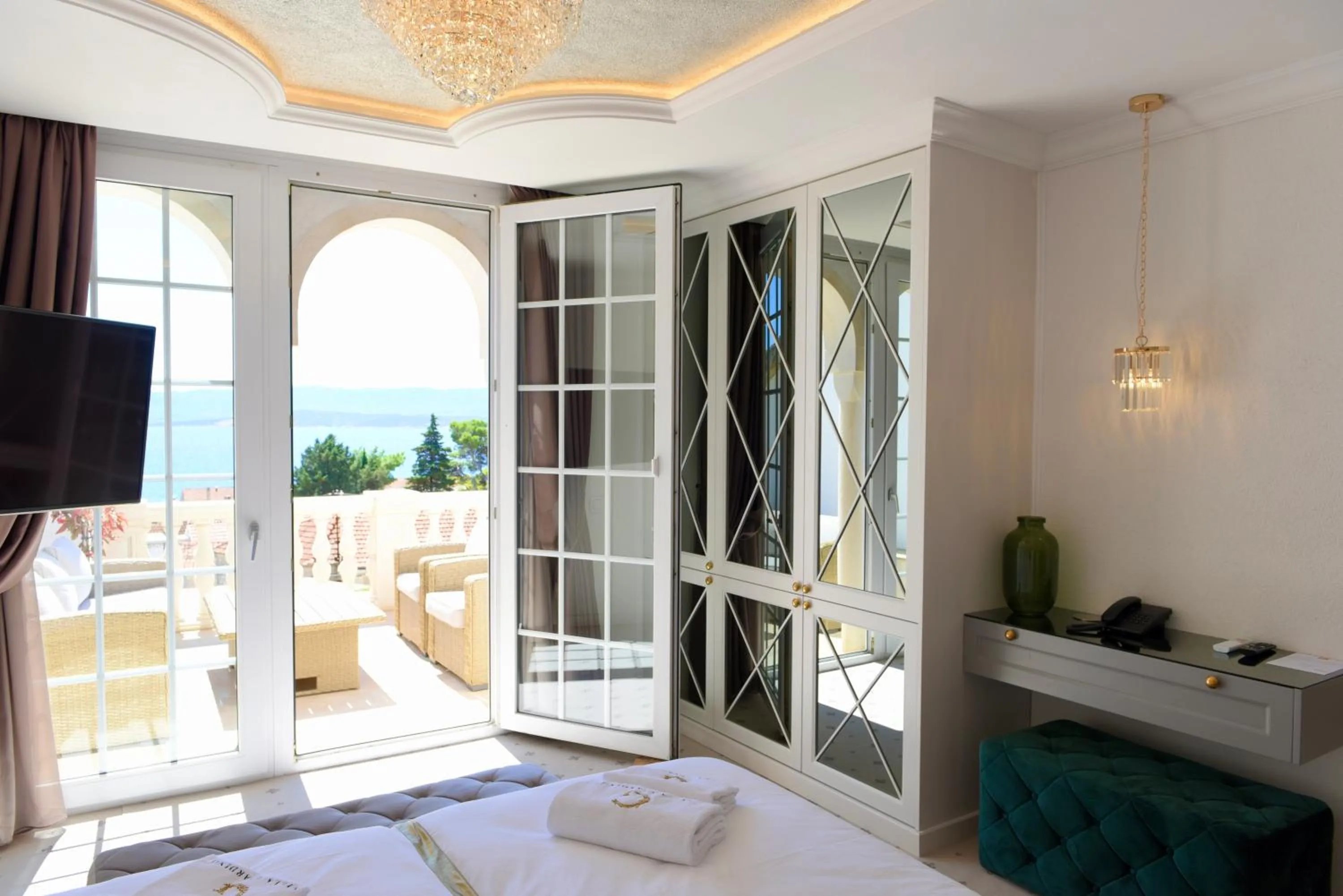View (from property/room), Bed in Villa Giardino Heritage Boutique Hotel Bol