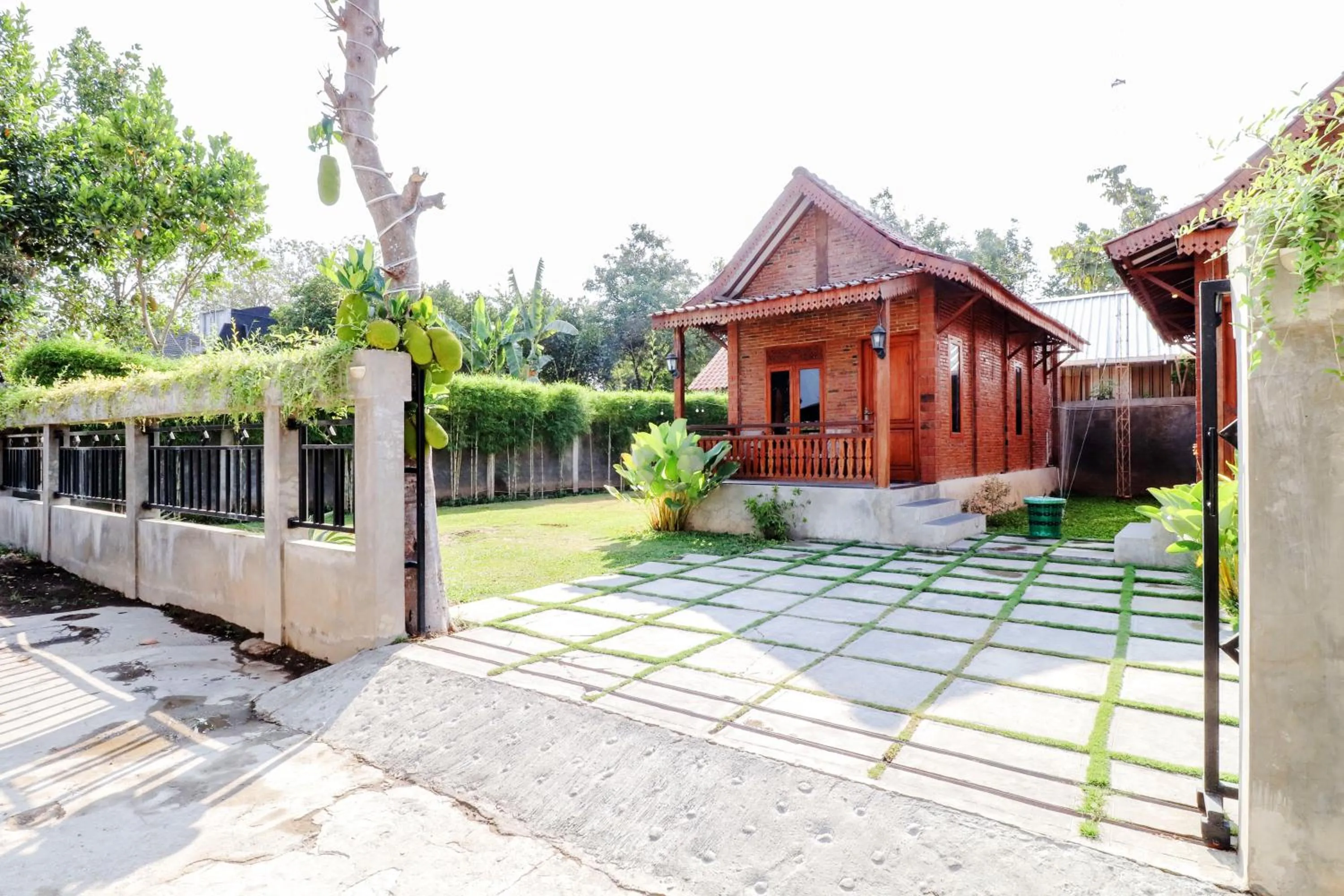 Facade/entrance in Omah Teras Bata Guesthouse