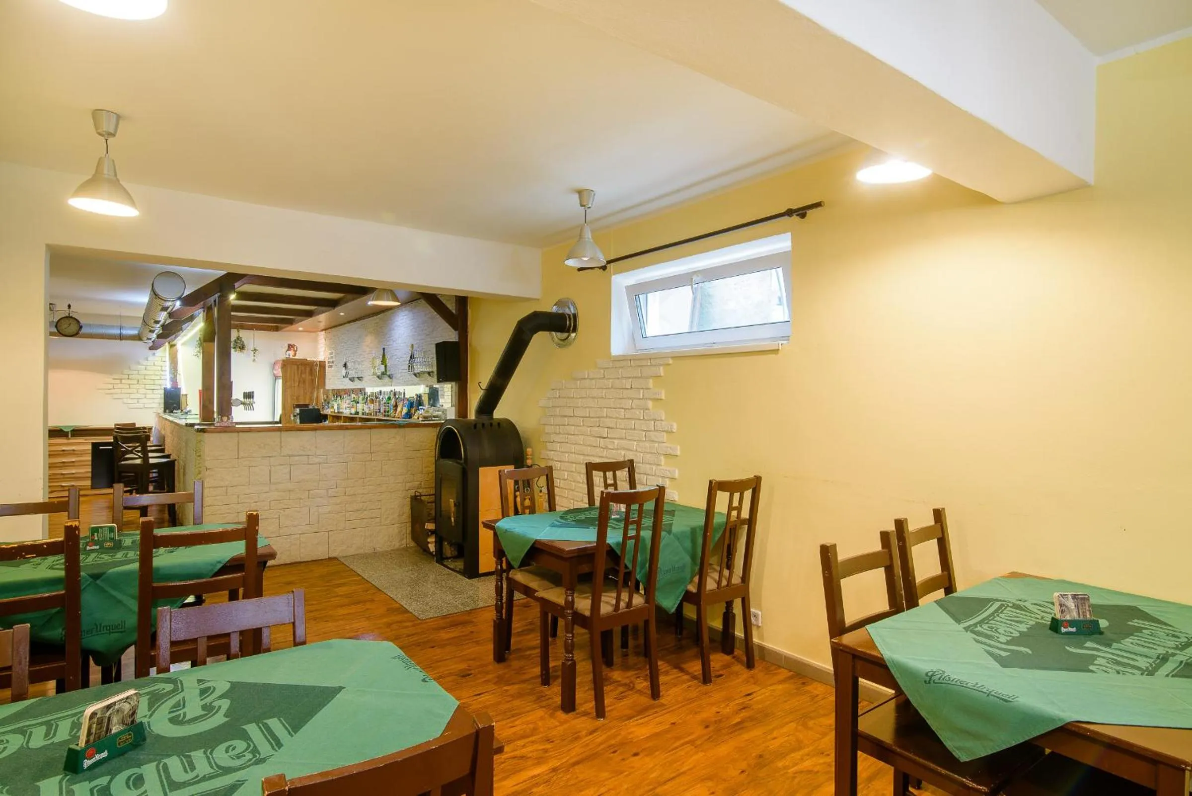 Restaurant/places to eat in Hotel Max