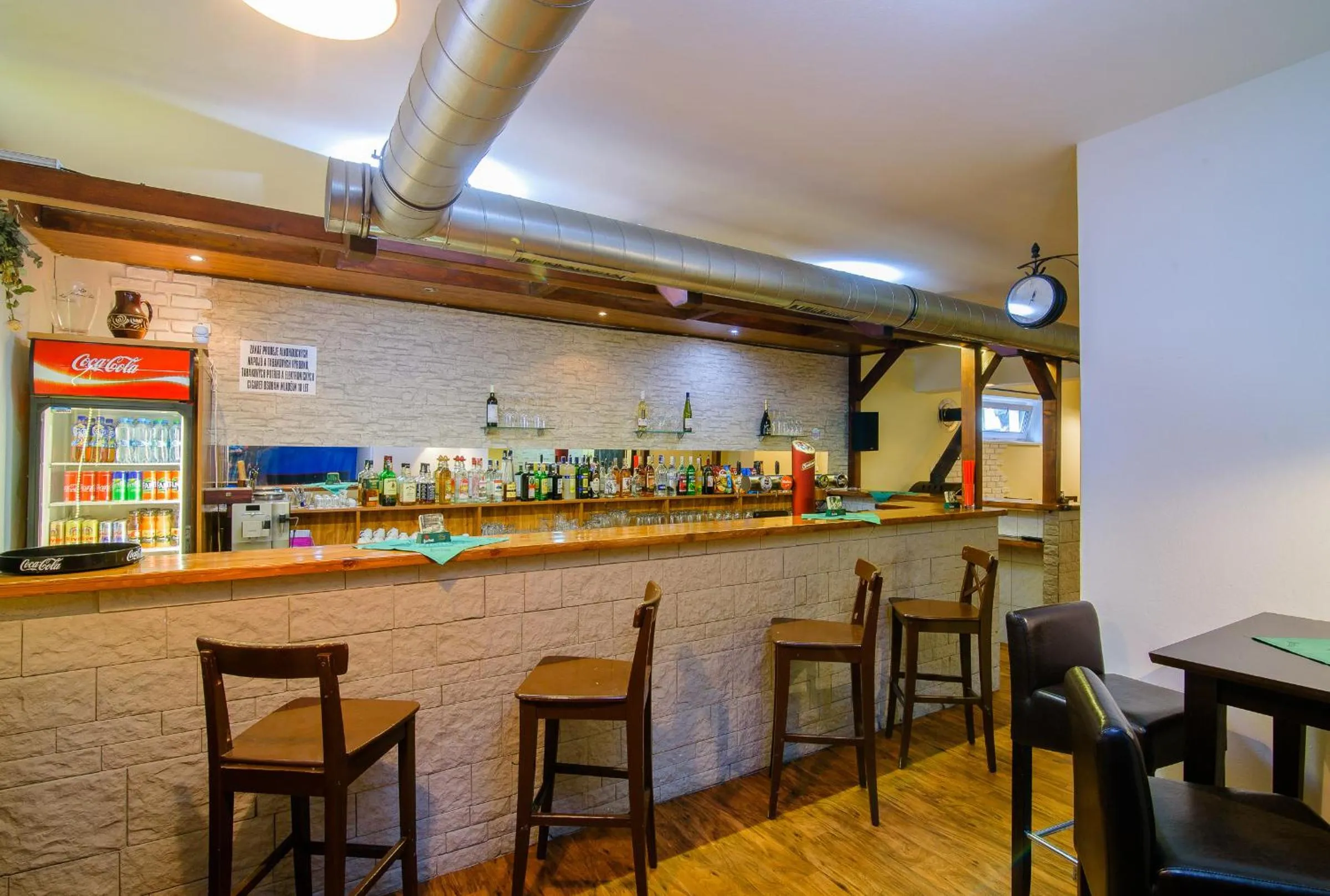 Restaurant/places to eat in Hotel Max