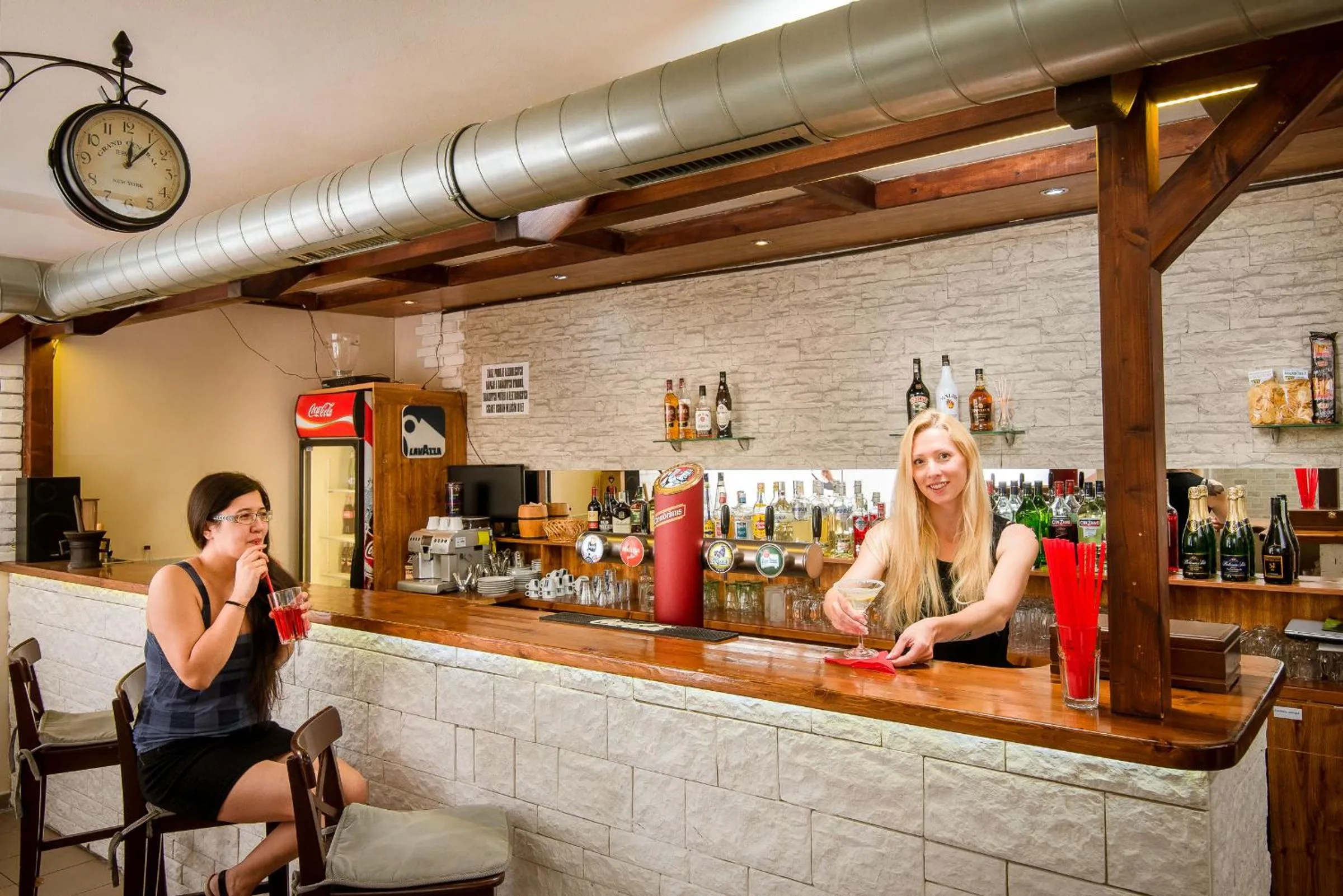 Restaurant/places to eat in Hotel Max