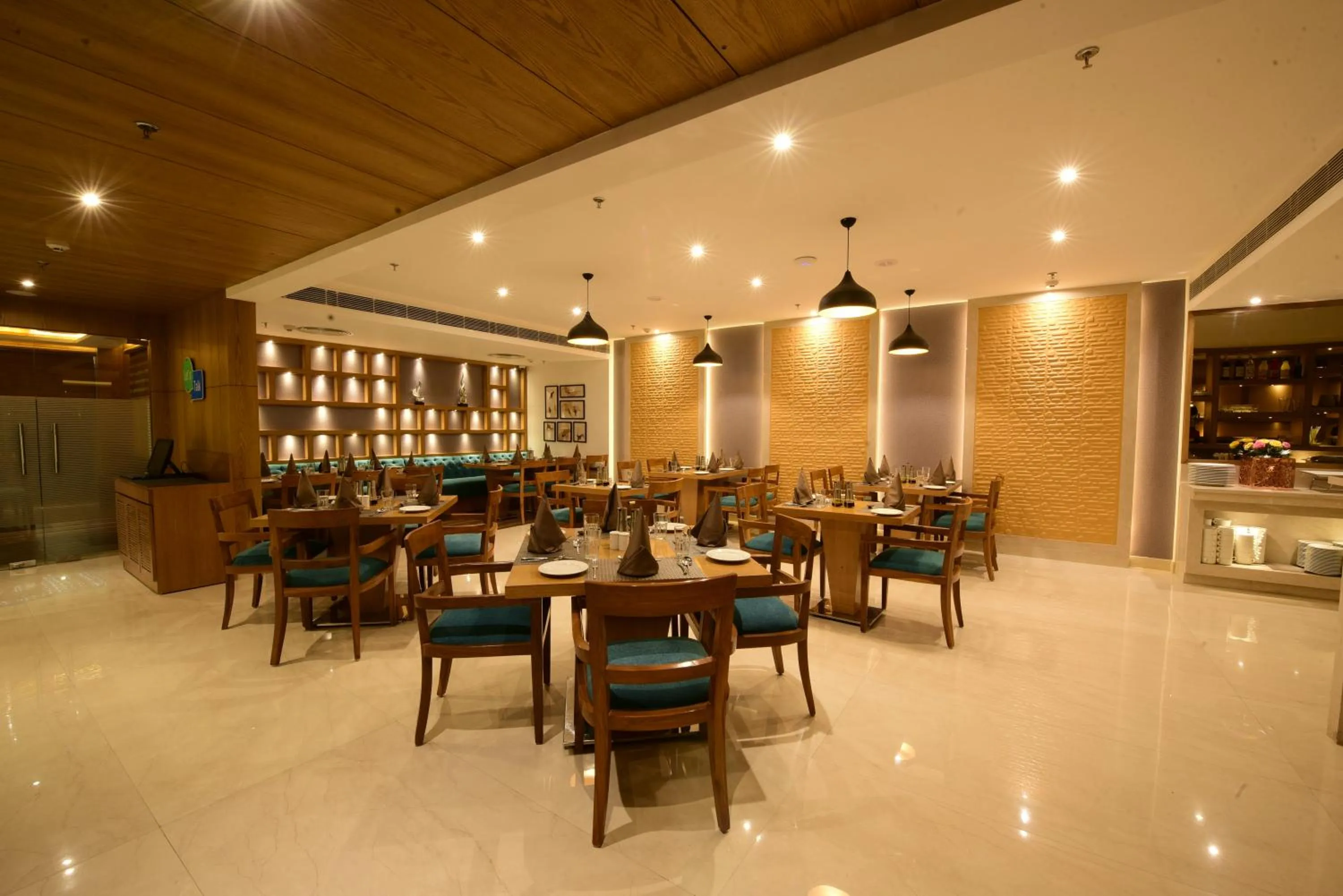 Restaurant/places to eat in SureStay Plus by Best Western Amritsar