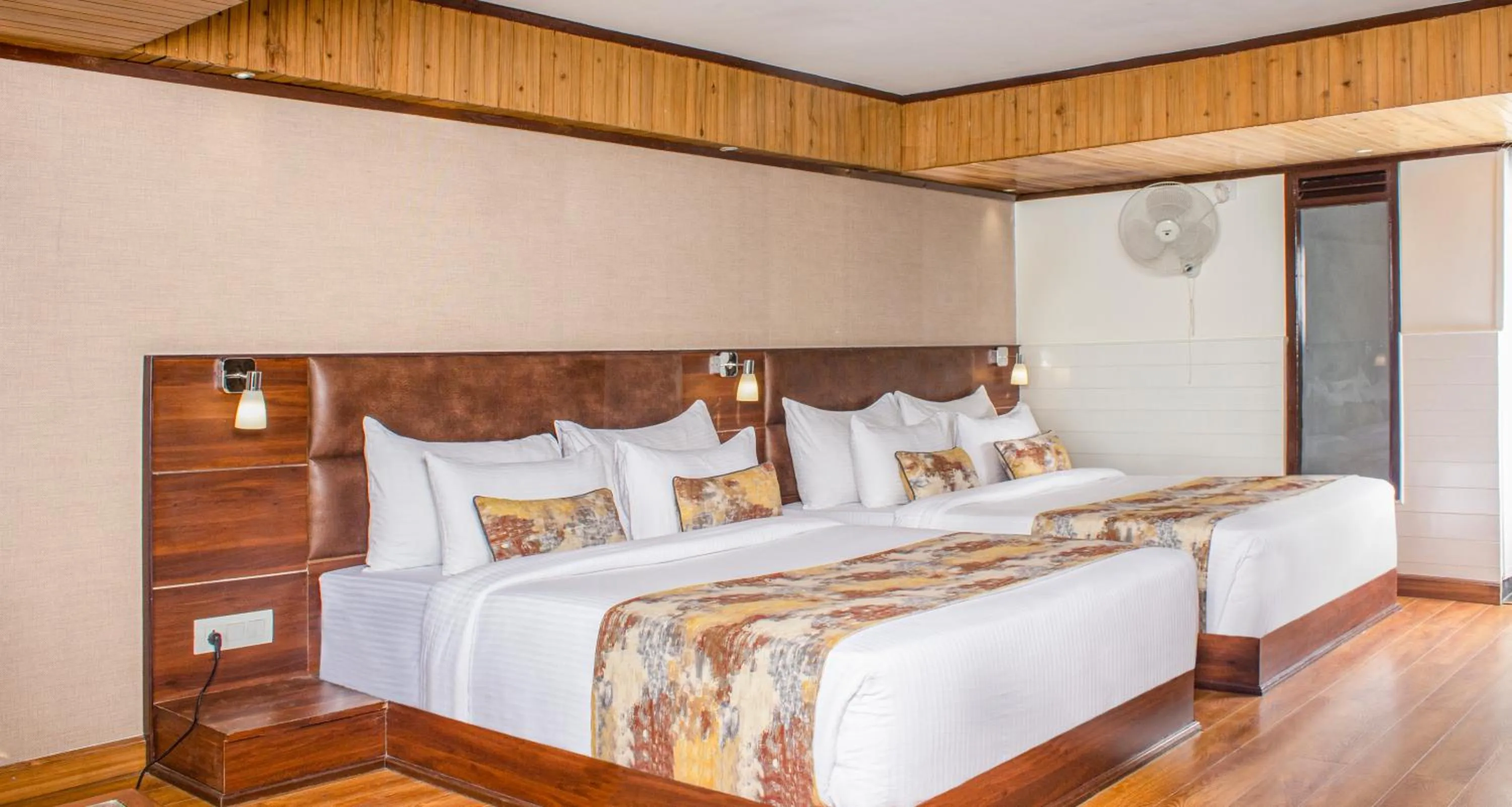 Bedroom, Bed in Yashshree Mall Road Darjeeling