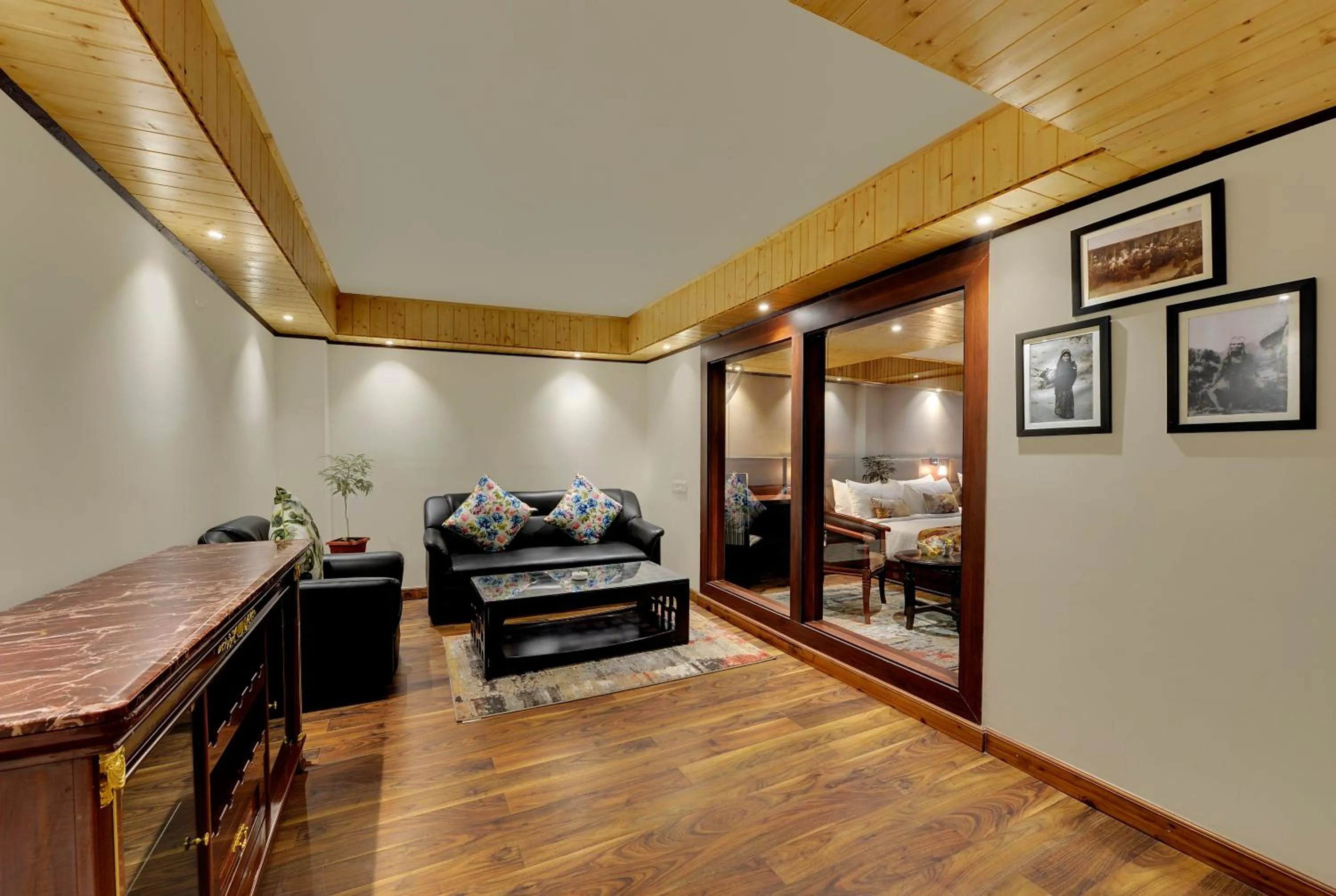 Living room, Bed in Yashshree Mall Road Darjeeling