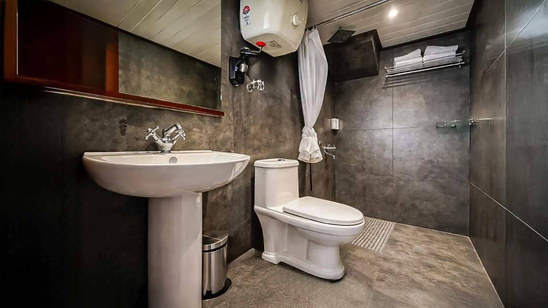 Bathroom in Yashshree Mall Road Darjeeling