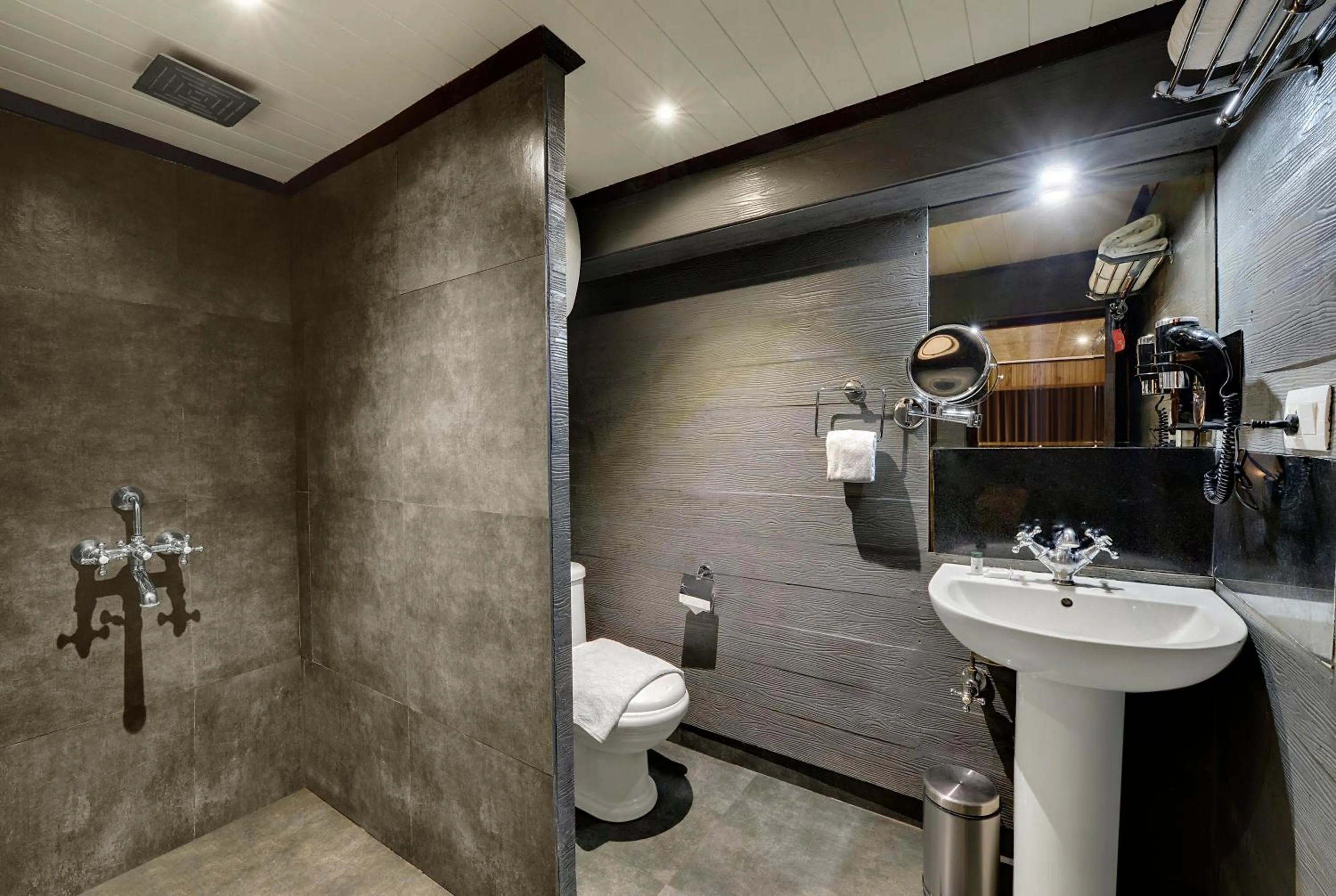 Bathroom in Yashshree Mall Road Darjeeling