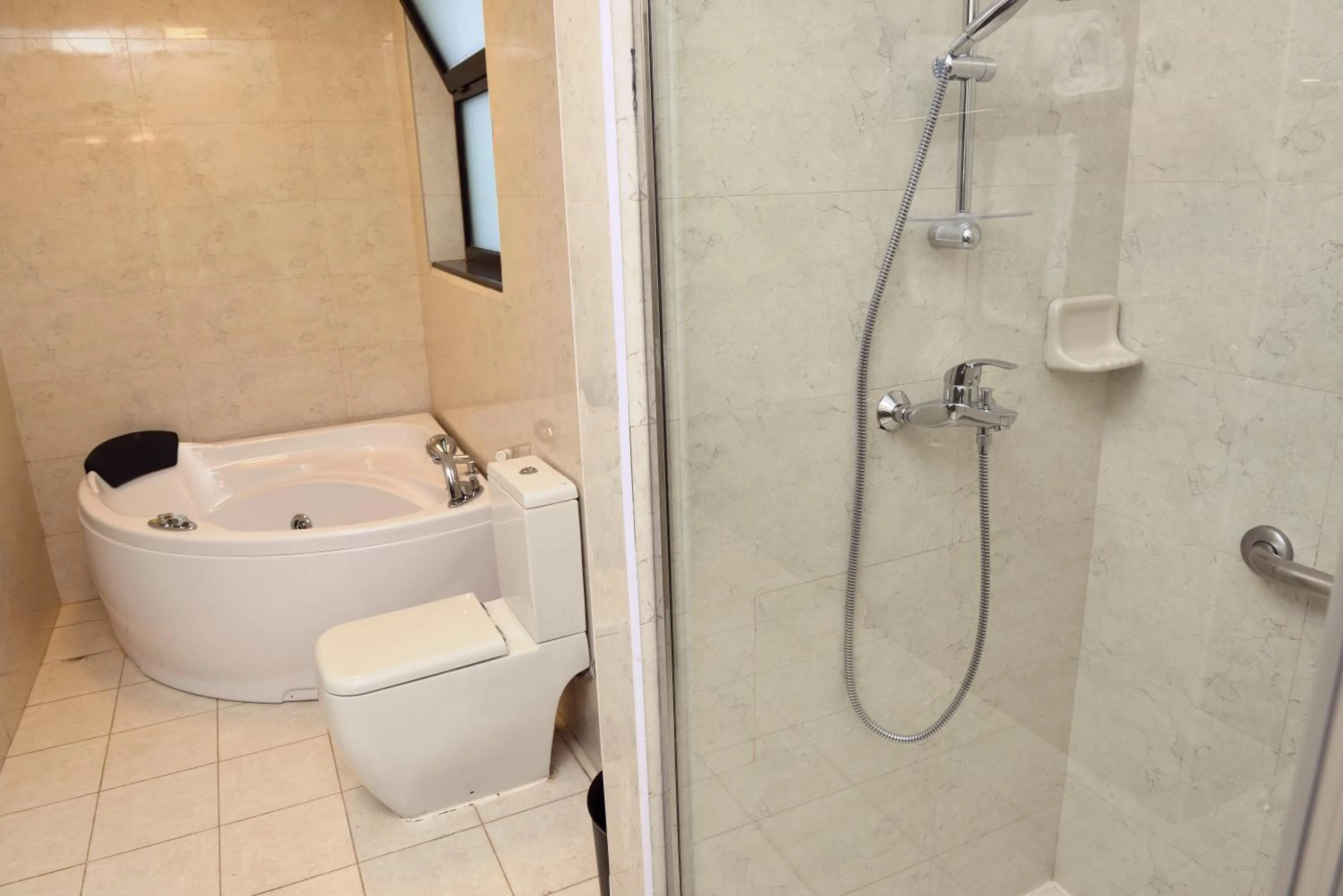 Shower in The HUB Hotel