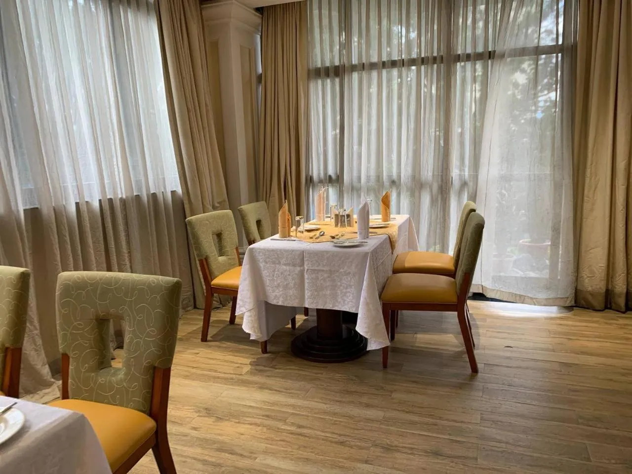 Restaurant/places to eat in The HUB Hotel