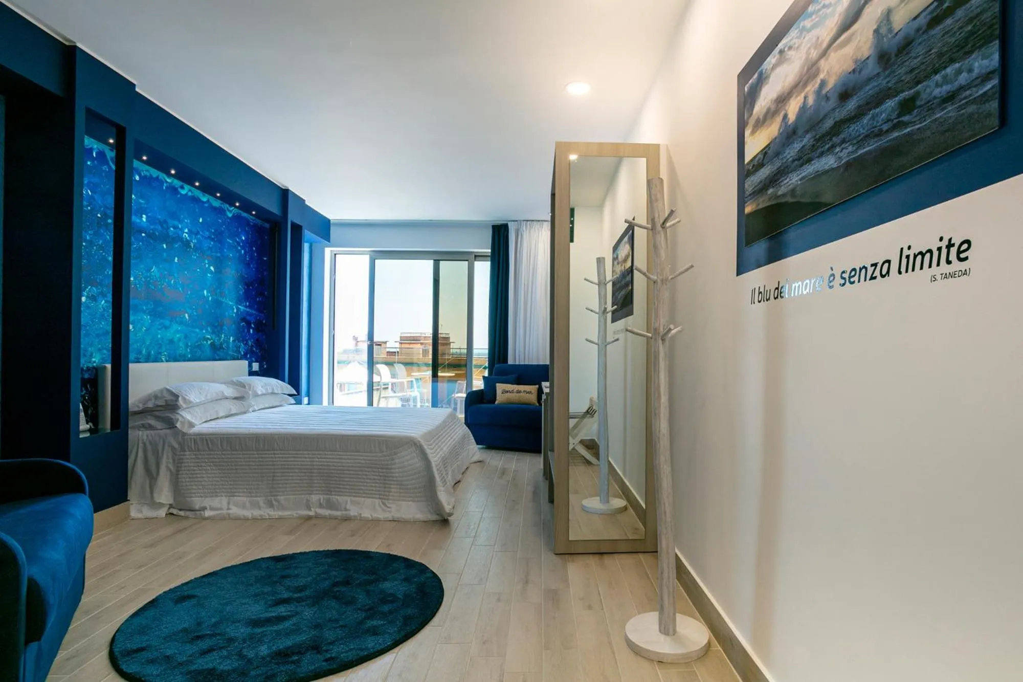 Photo of the whole room, Bed in Manzoni Elements