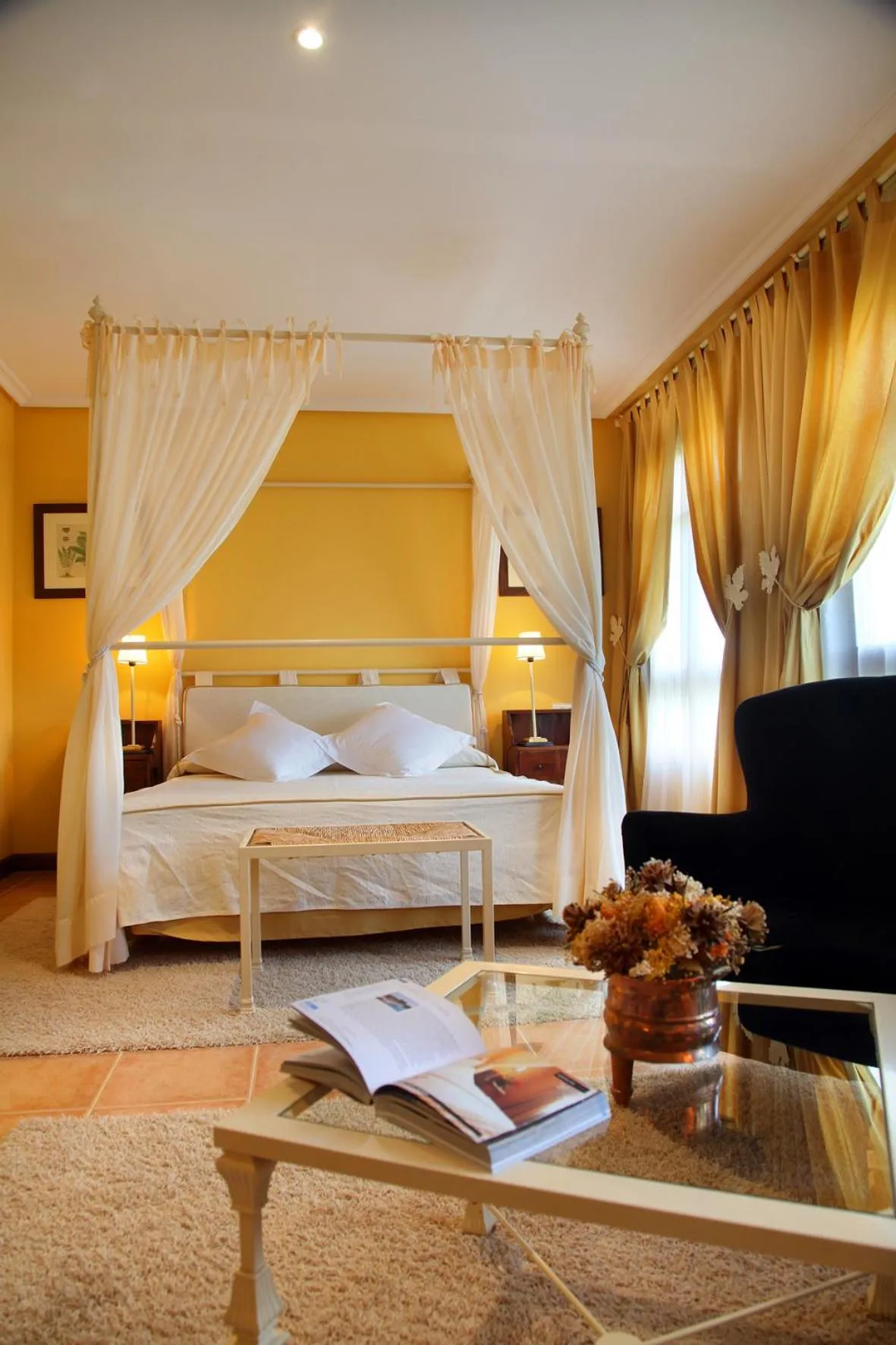 Property building, Bed in Hostería de Guara