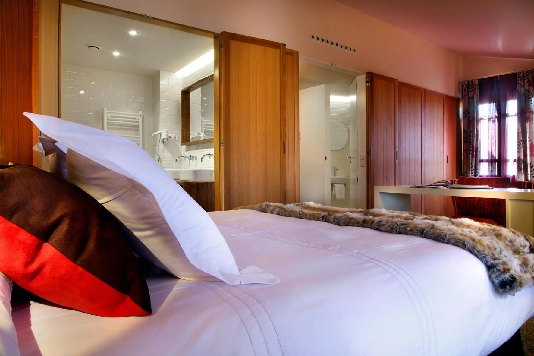 Toilet, Bed in Hostería de Guara