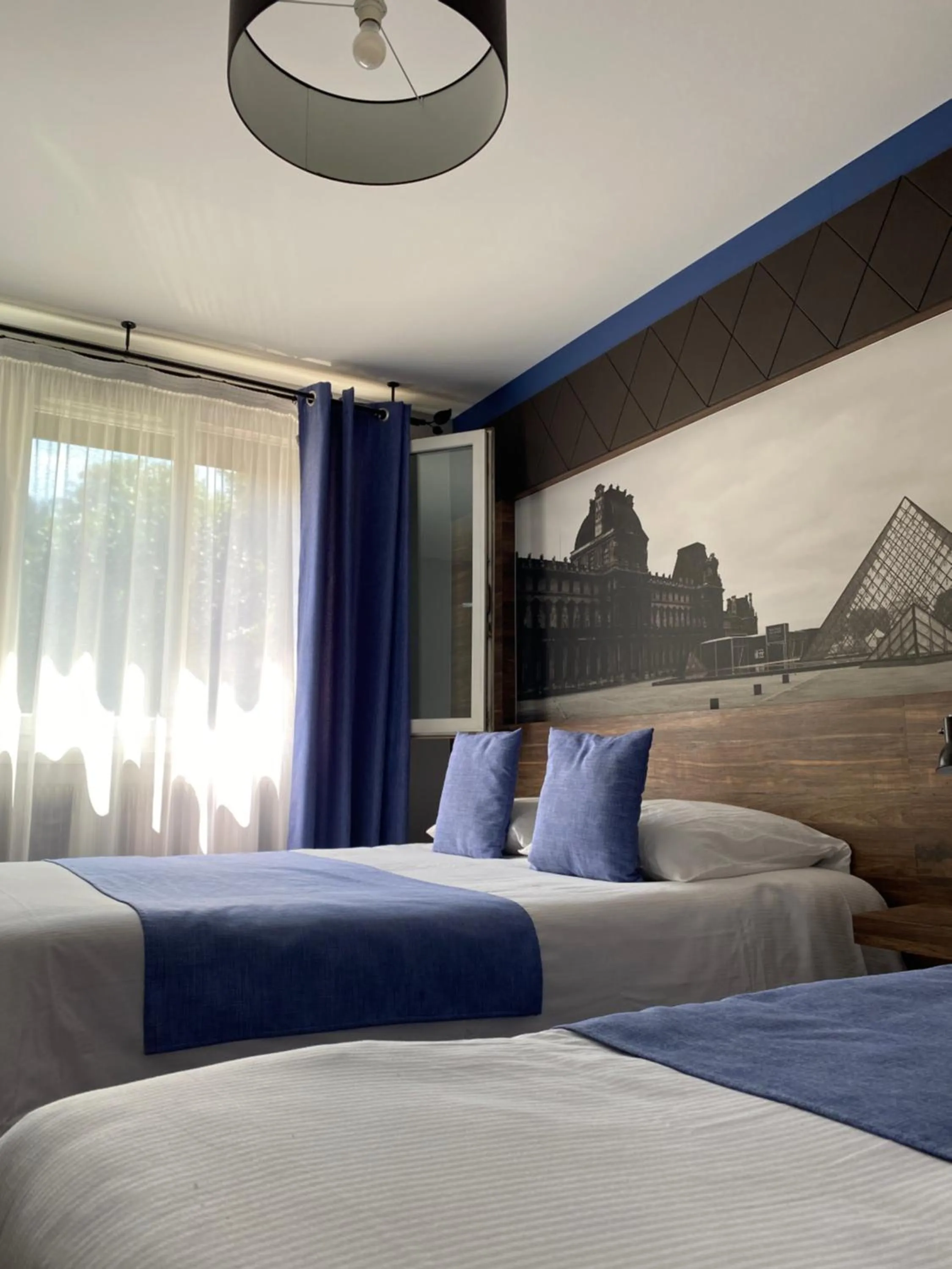 Photo of the whole room, Bed in Auberge des Moulins