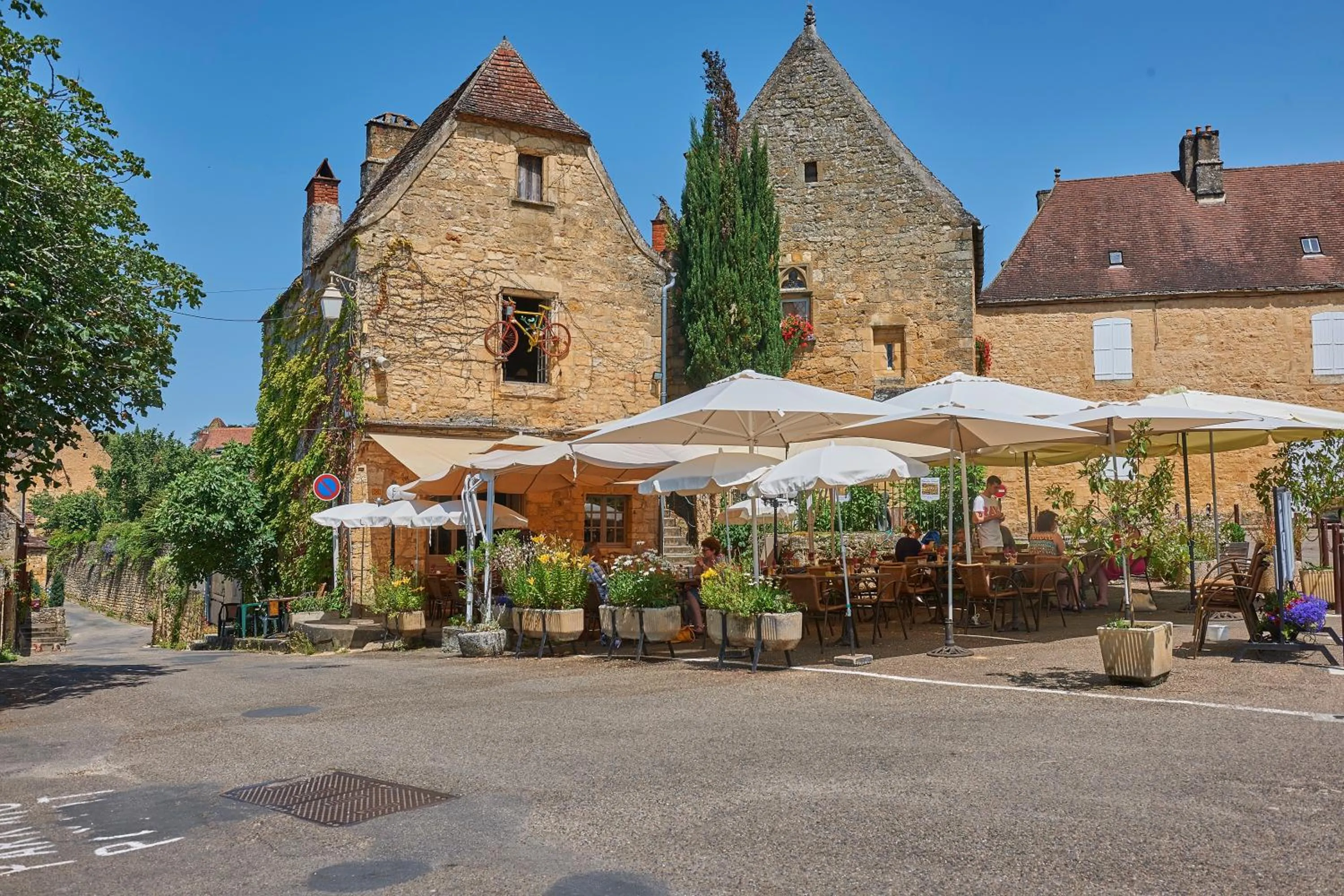 Nearby landmark in Village de Montmarsis