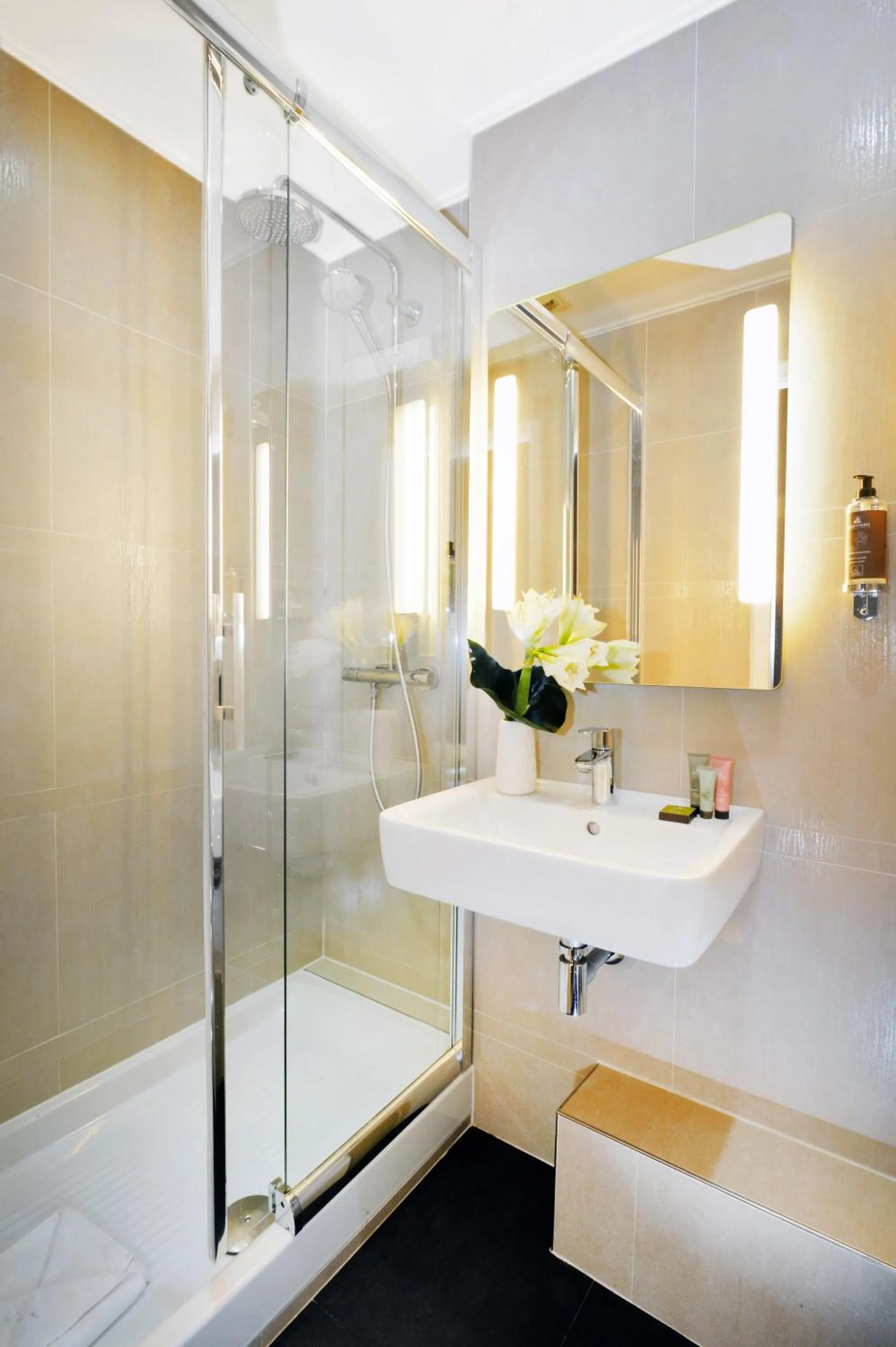 Bathroom in Hôtel Plaza Étoile
