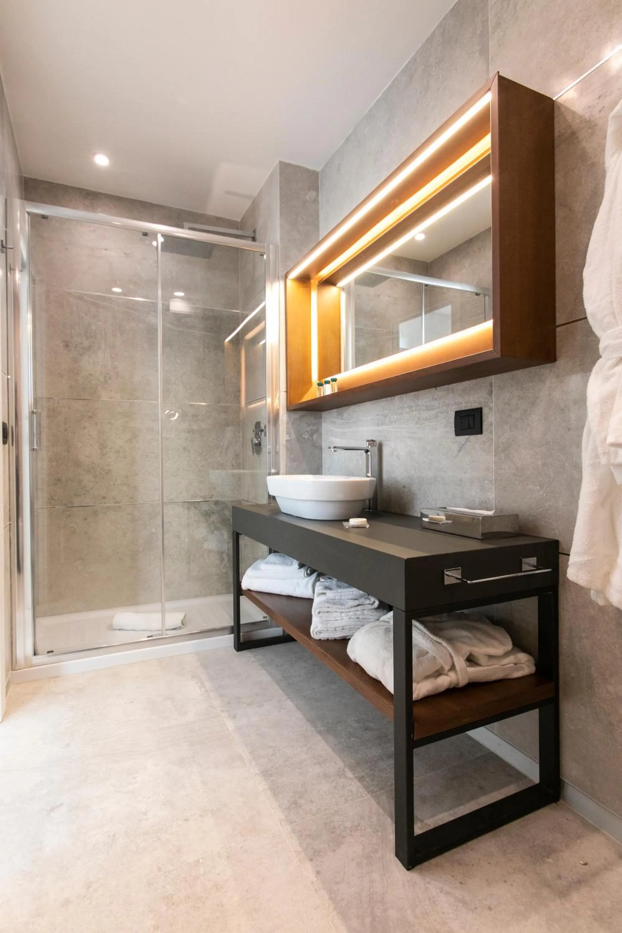 Shower, Bed in Palazzo Sovrana Serviced Luxury Apartments