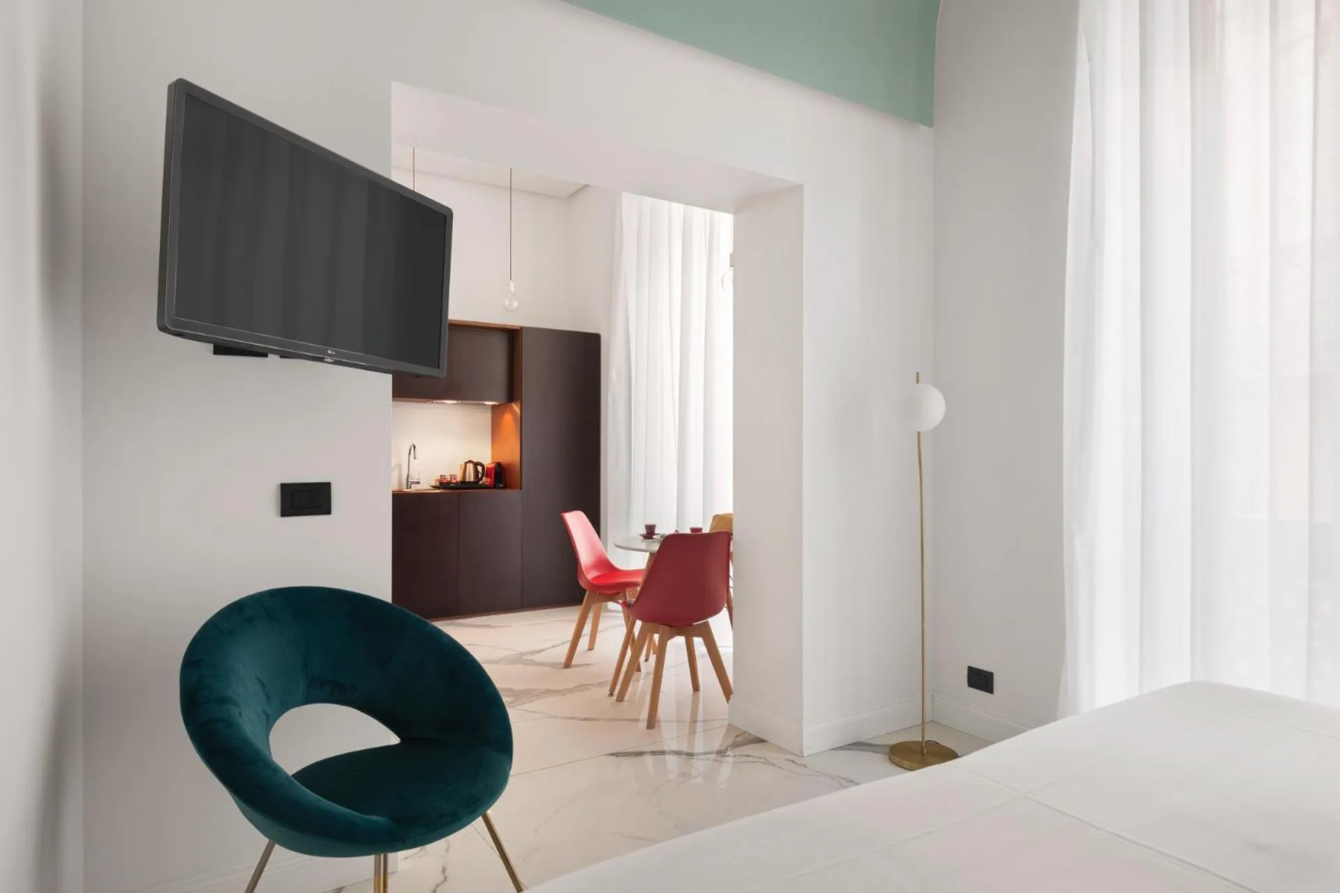 Communal lounge/ TV room, Bed in Palazzo Sovrana Serviced Luxury Apartments