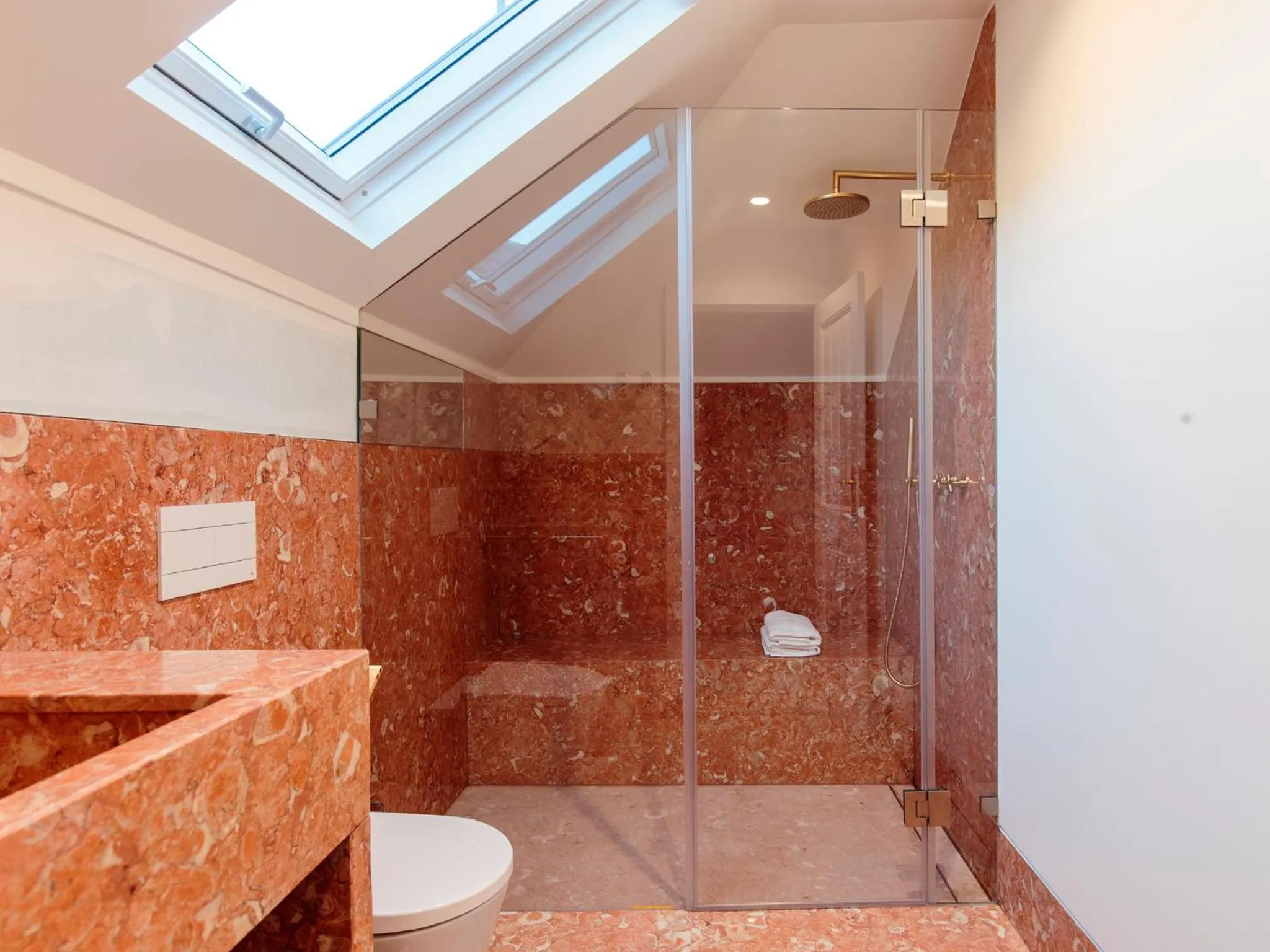 Shower in Dear Lisbon - Valmor Palace