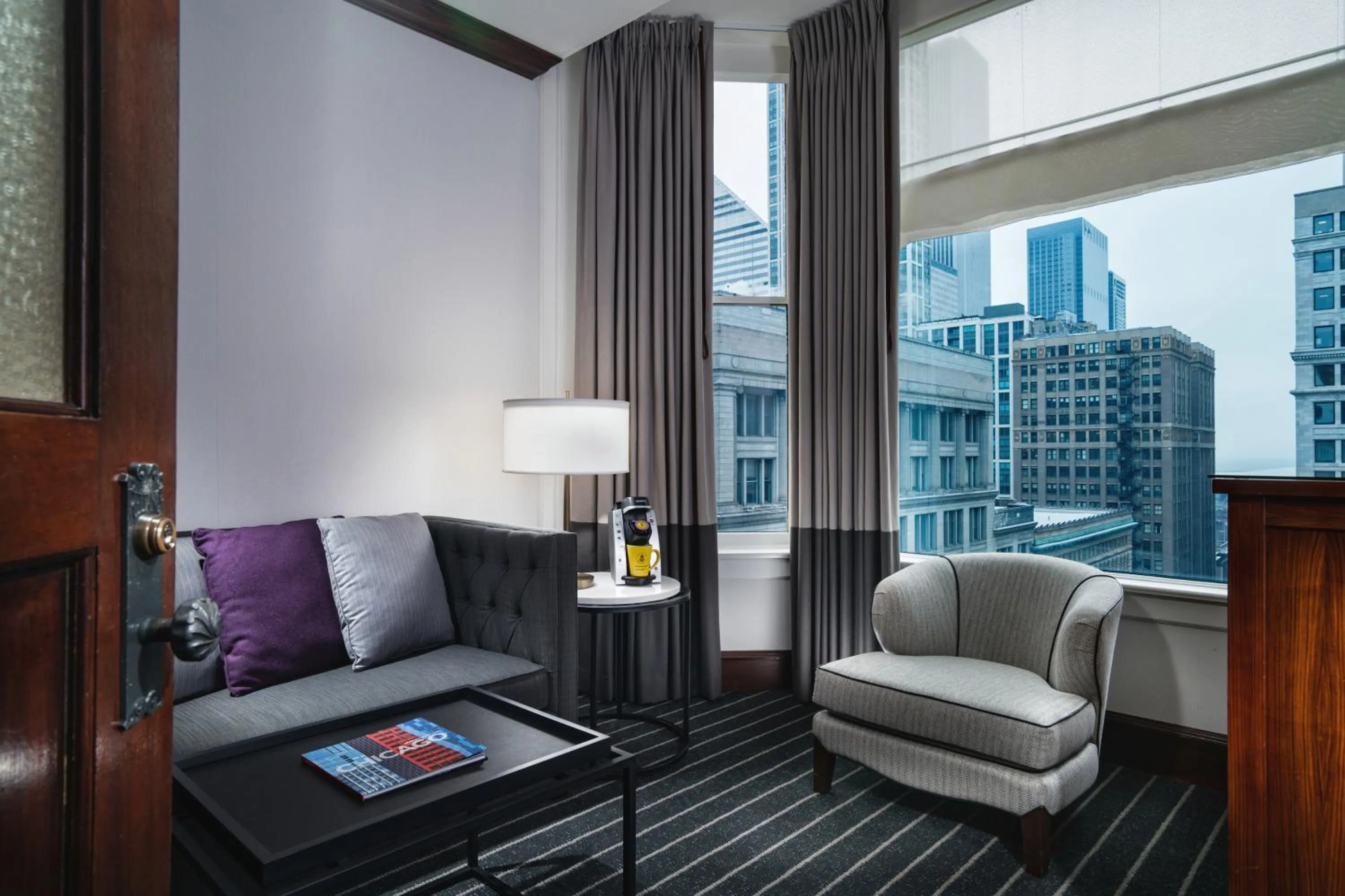 Living room in Staypineapple, An Iconic Hotel, The Loop