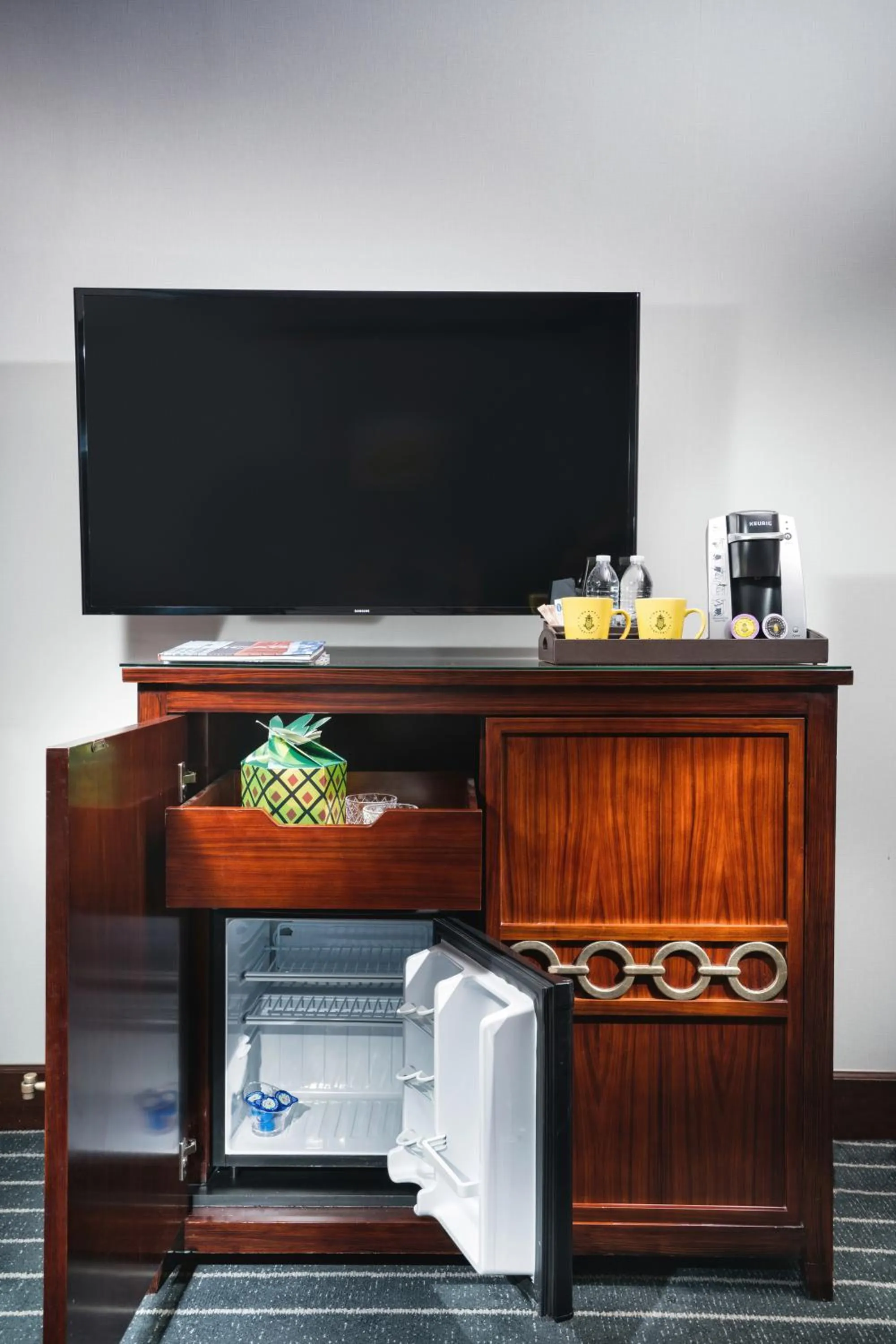 TV and multimedia in Staypineapple, An Iconic Hotel, The Loop