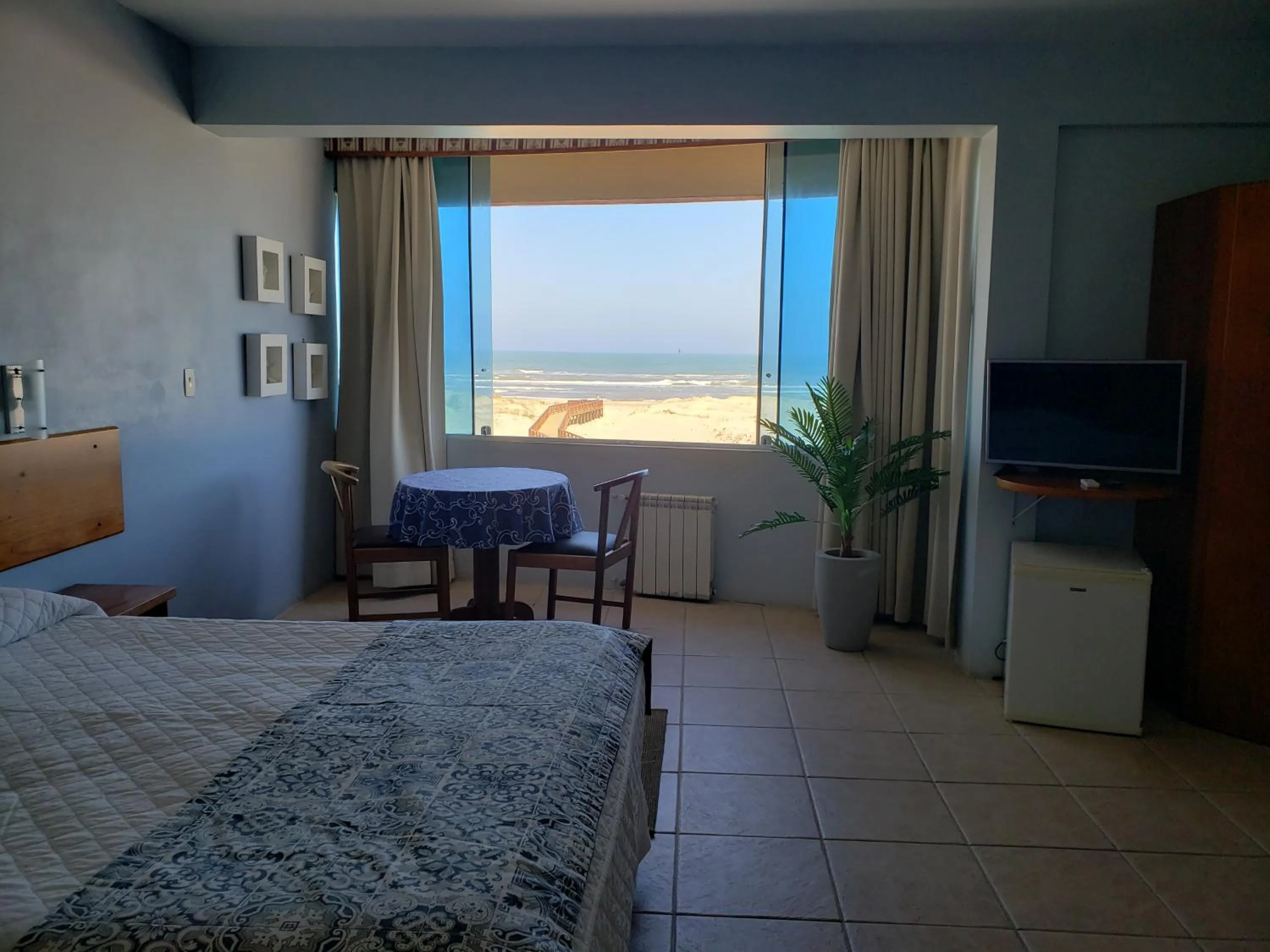 Photo of the whole room, Bed in De Rose Praia Hotel