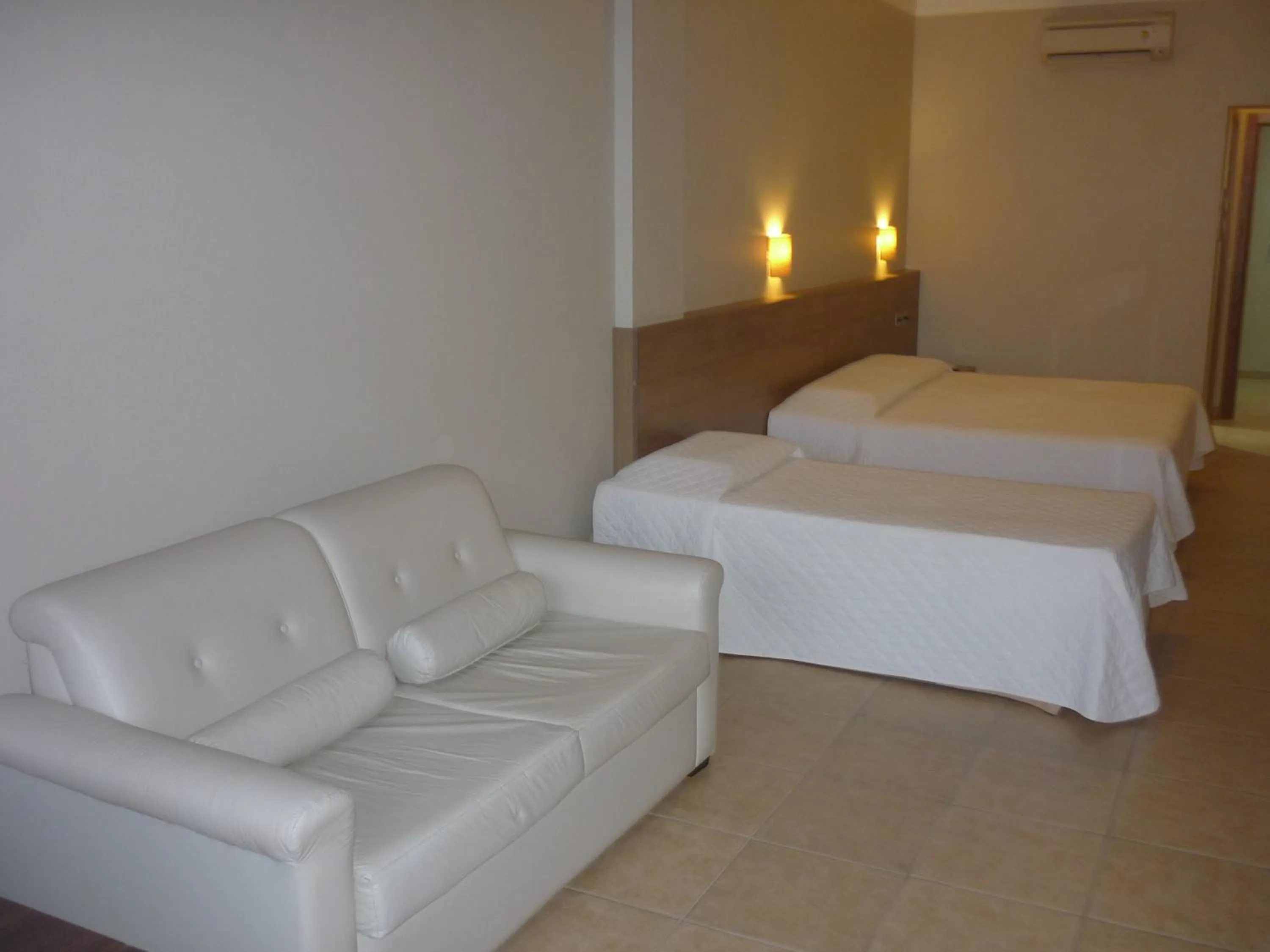 Photo of the whole room, Bed in De Rose Praia Hotel