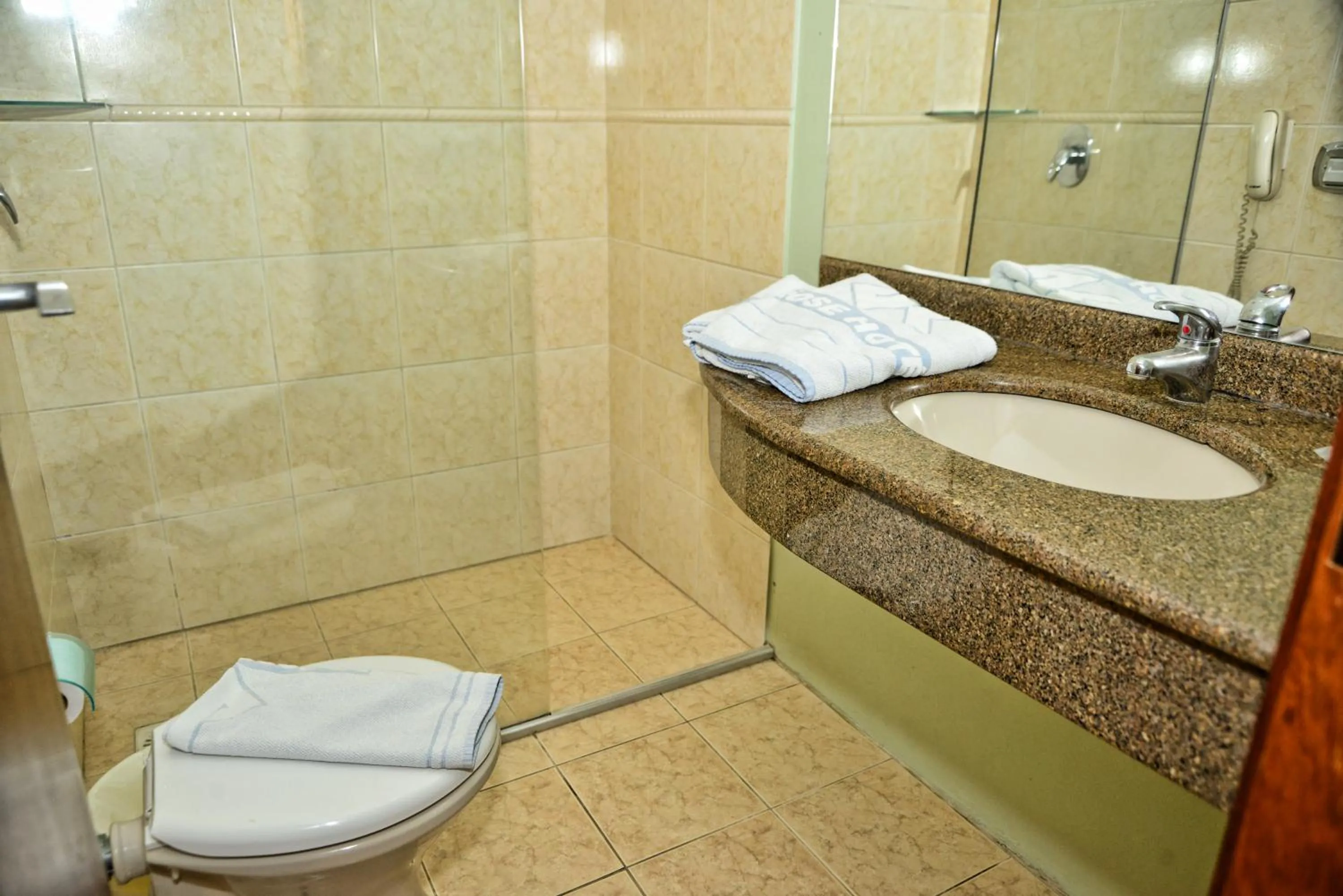 Bathroom in De Rose Praia Hotel