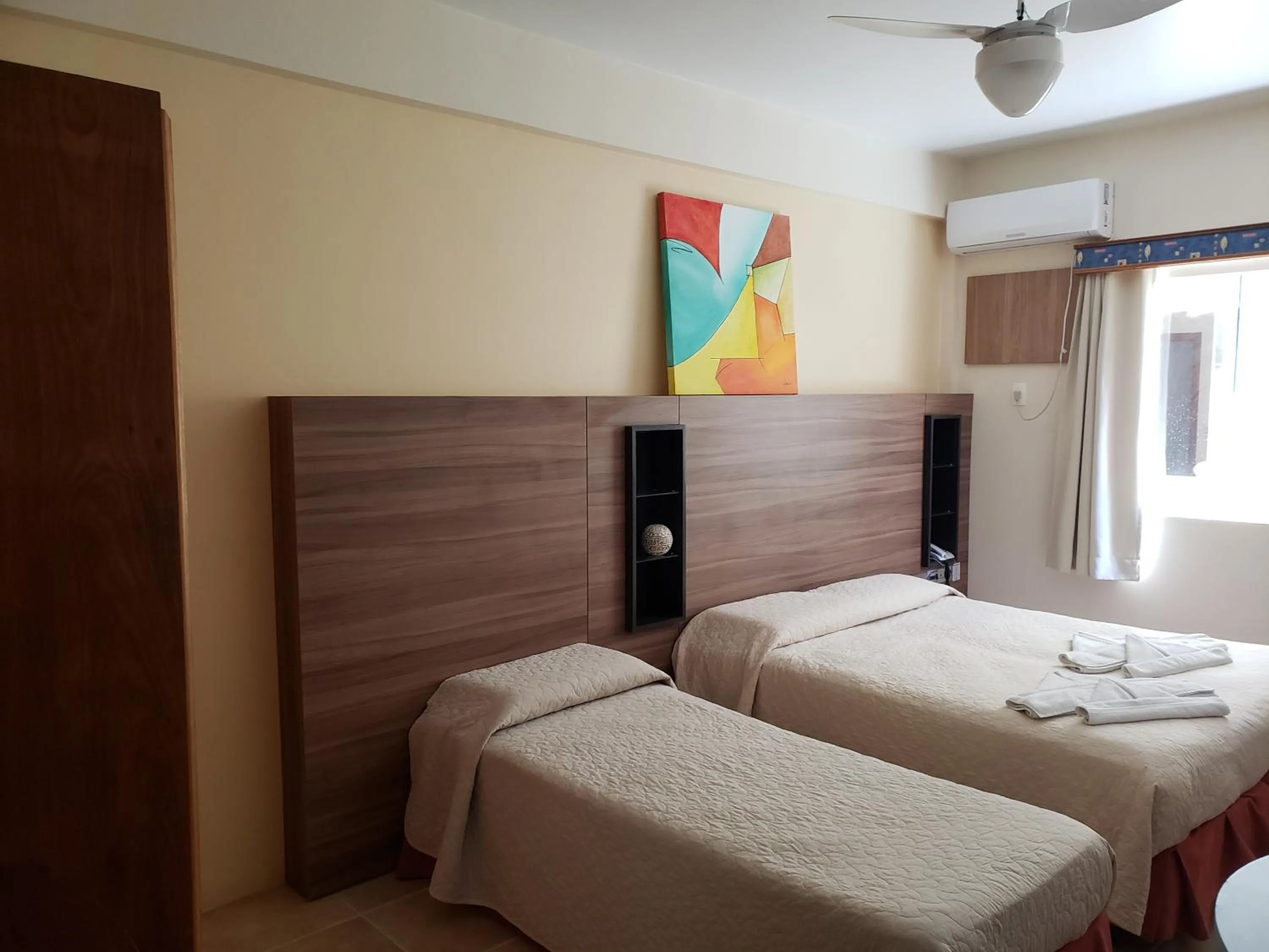 Photo of the whole room, Bed in De Rose Praia Hotel