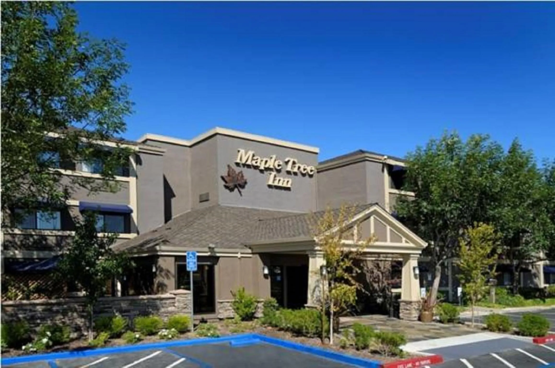 Facade/entrance in Maple Tree Inn