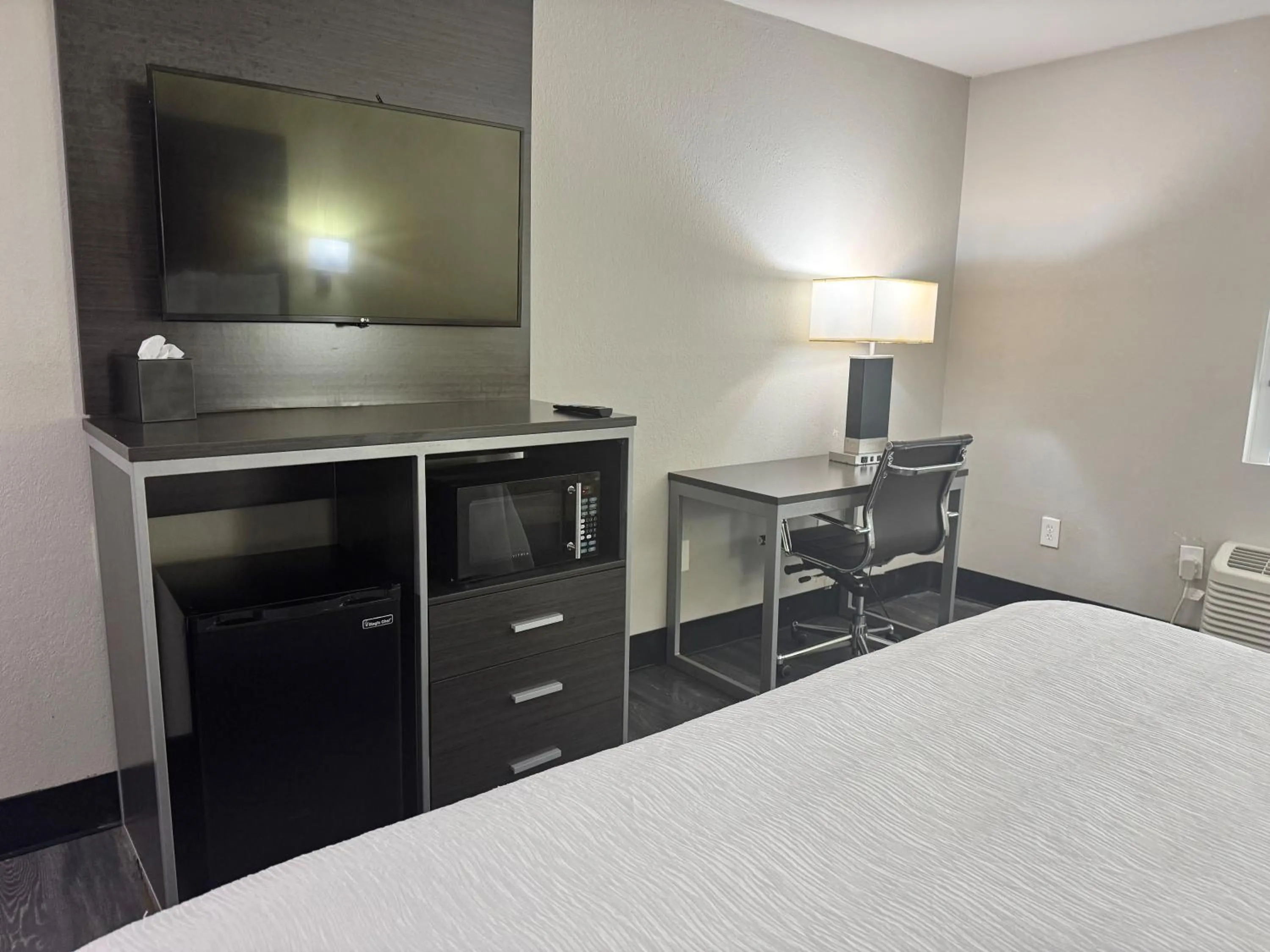 TV and multimedia, Bed in Wingate by Wyndham Biloxi - Ocean Springs