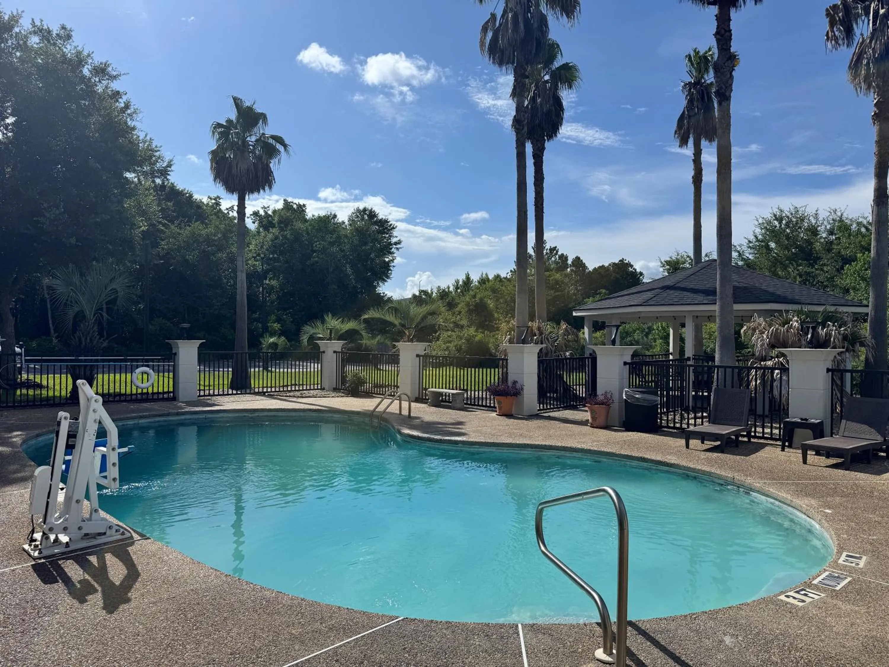 Swimming pool in Wingate by Wyndham Biloxi - Ocean Springs
